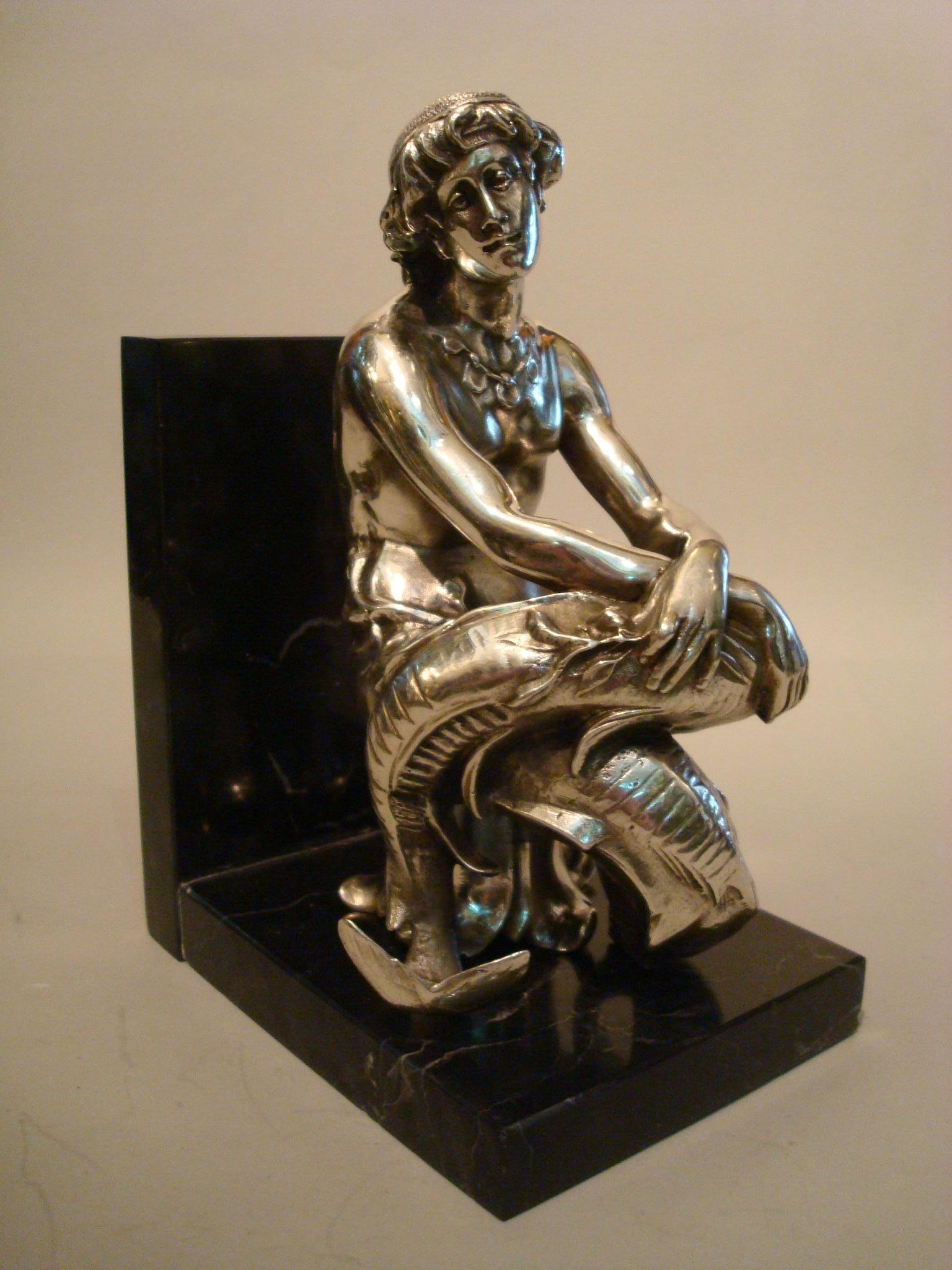 Versilberte Bronze-Buchstützen-Skulpturen einer Meerjungfrau und eines Seemanns, Frankreich, 1900 (Art nouveau) im Angebot