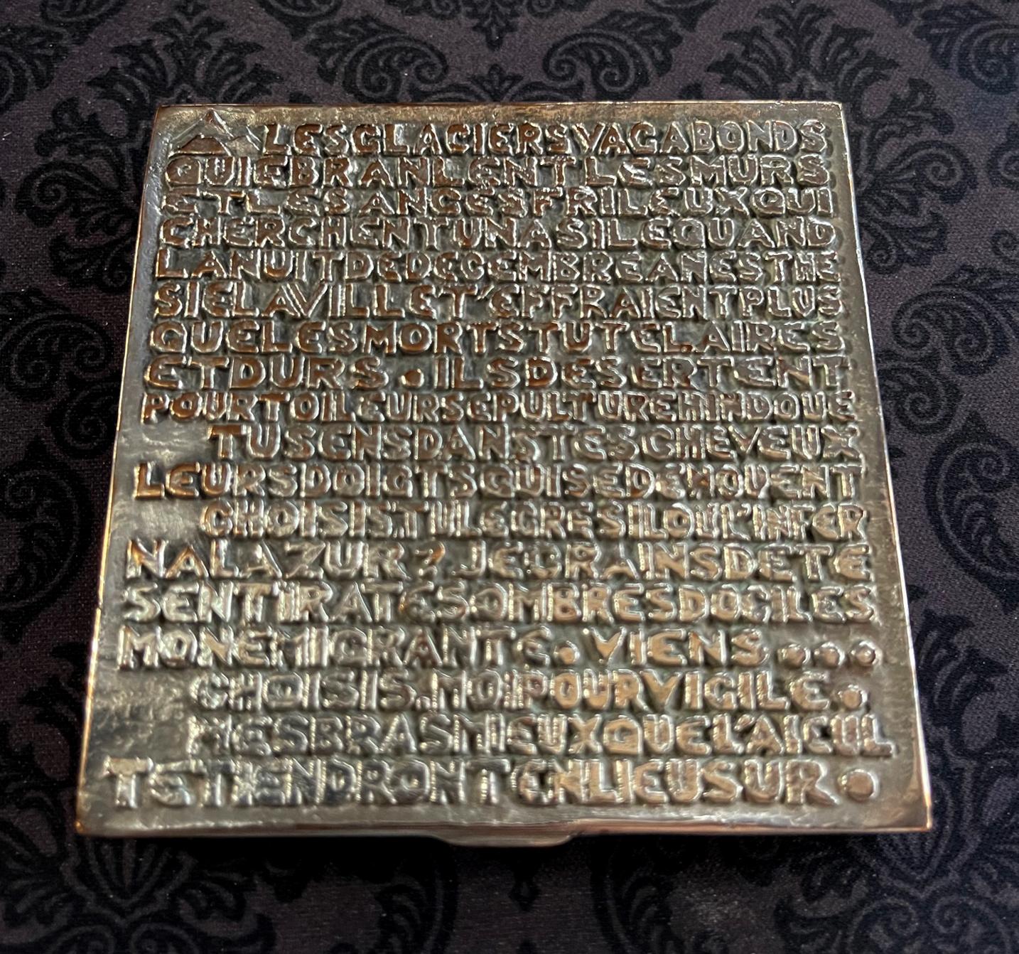 Versilberte Bronzeschachtel mit Relief-Gegossenem Poem von Line Vautrin (Moderne der Mitte des Jahrhunderts) im Angebot