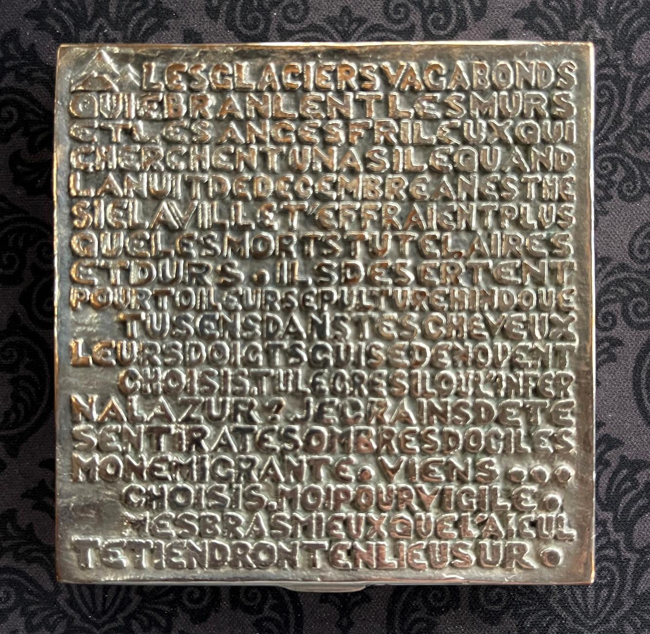 Versilberte Bronzeschachtel mit Relief-Gegossenem Poem von Line Vautrin (Französisch) im Angebot