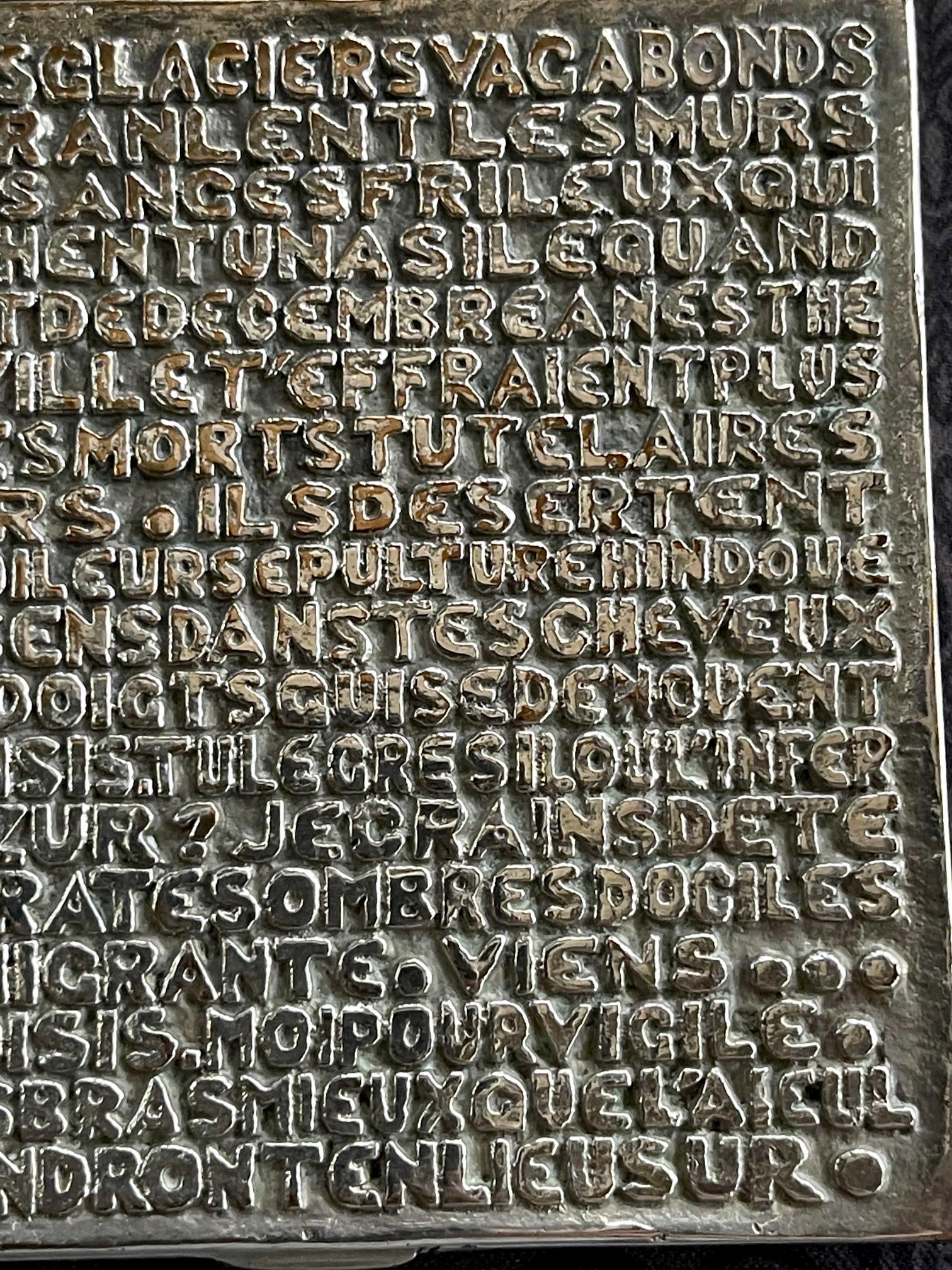 Versilberte Bronzeschachtel mit Relief-Gegossenem Poem von Line Vautrin (20. Jahrhundert) im Angebot