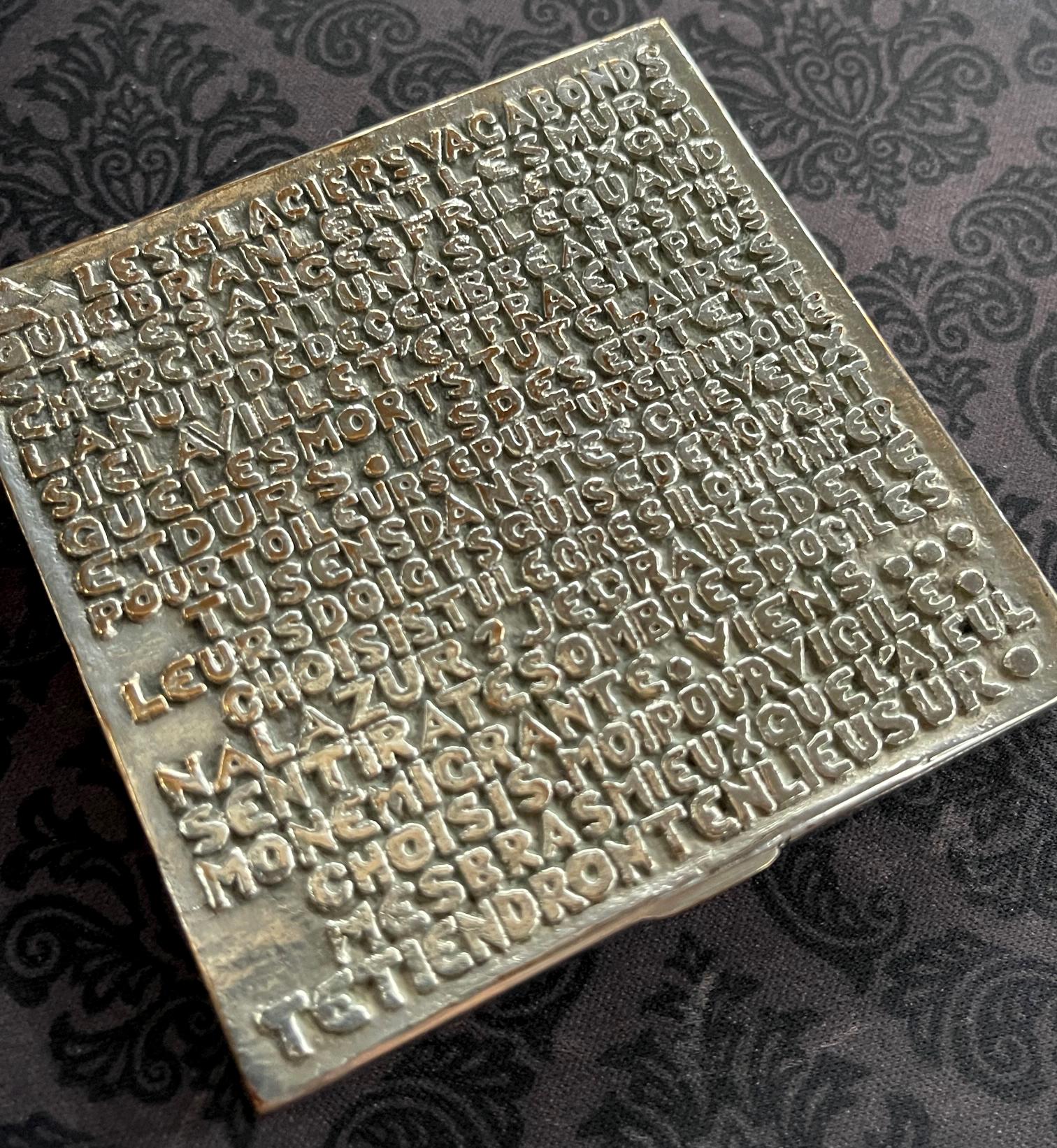 Versilberte Bronzeschachtel mit Relief-Gegossenem Poem von Line Vautrin im Angebot 1
