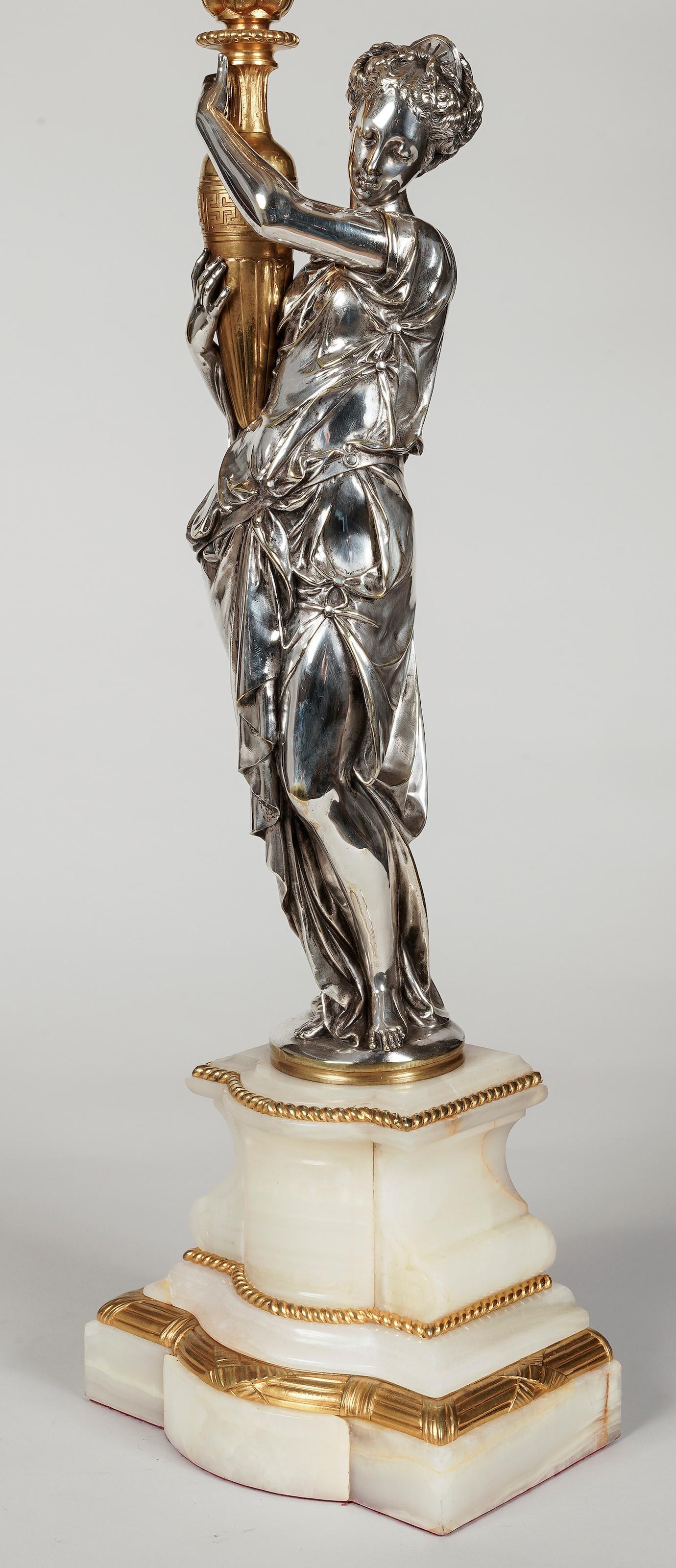Français Ensemble d'horloges en bronze argenté représentant Hebe et l'aigle de Jupiter par Charpentier & Co en vente