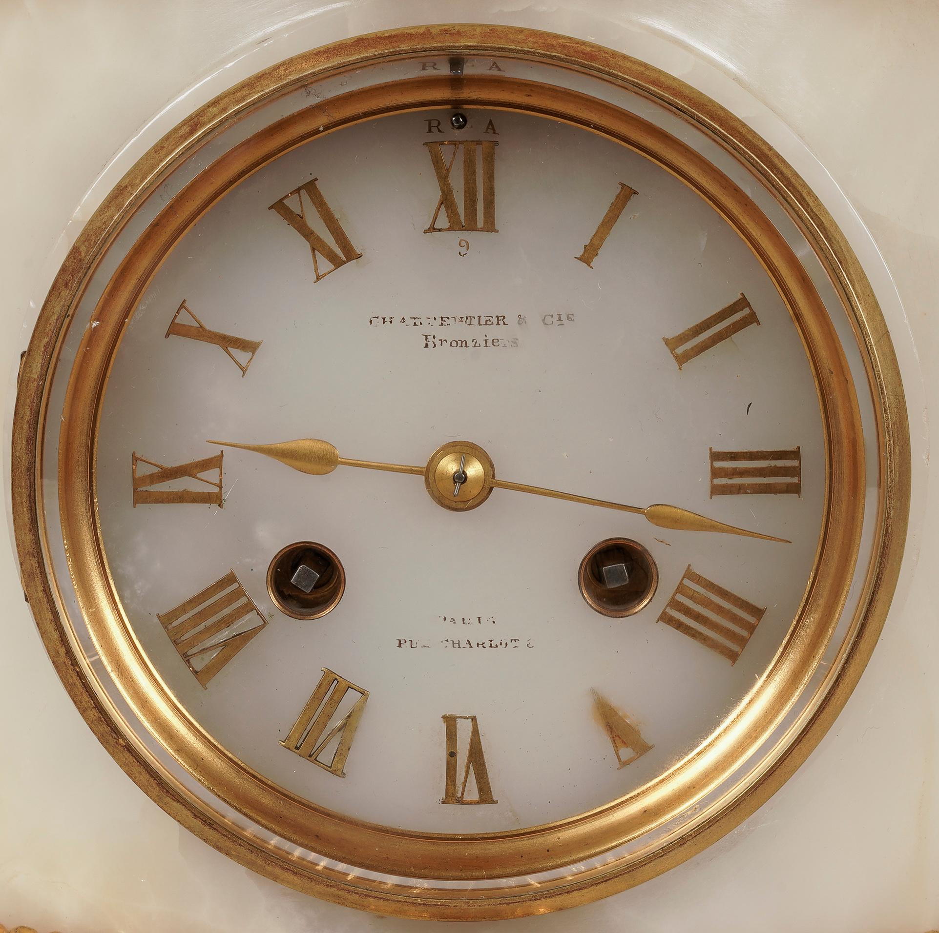 XIXe siècle Ensemble d'horloges en bronze argenté représentant Hebe et l'aigle de Jupiter par Charpentier & Co en vente