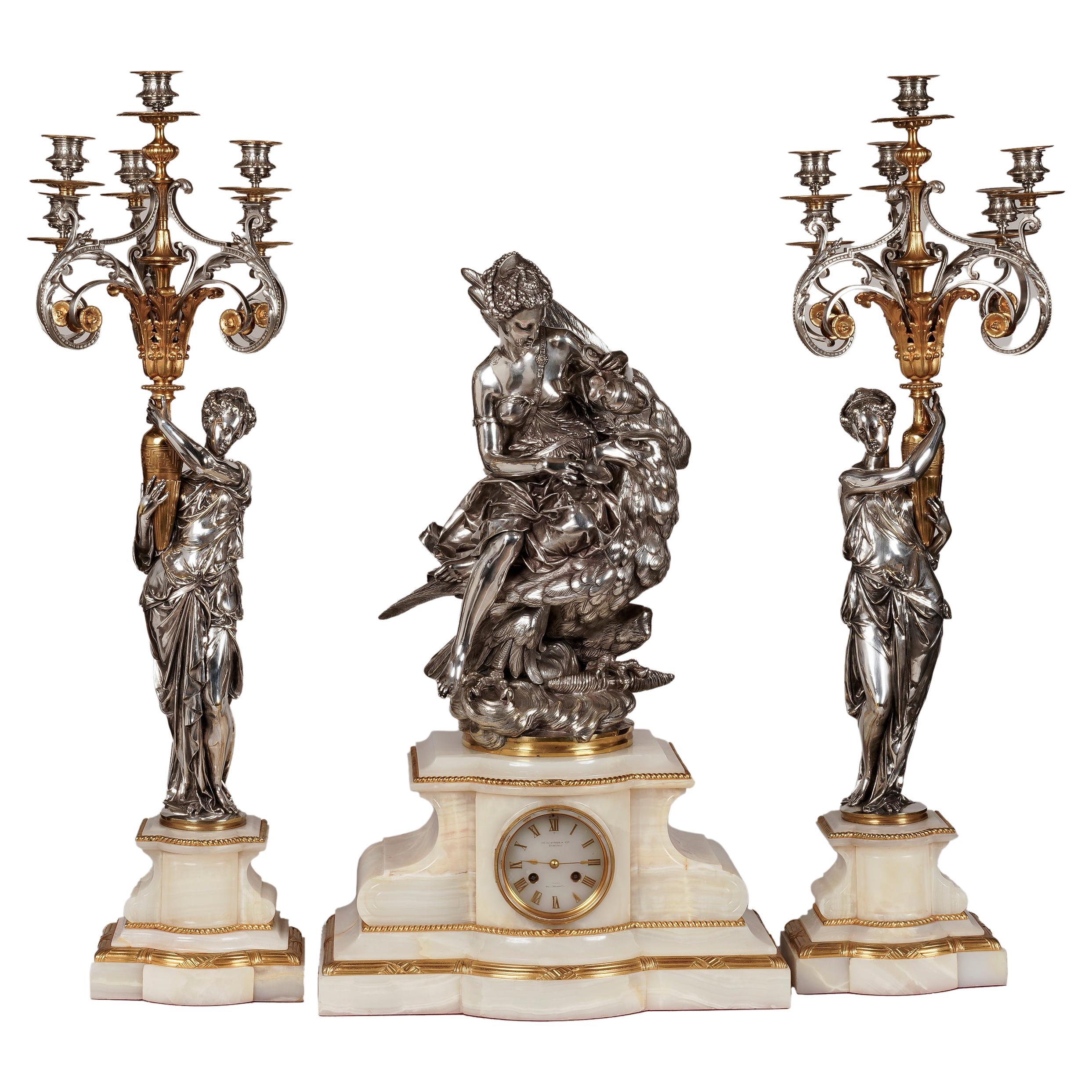 Ensemble d'horloges en bronze argenté représentant Hebe et l'aigle de Jupiter par Charpentier & Co en vente