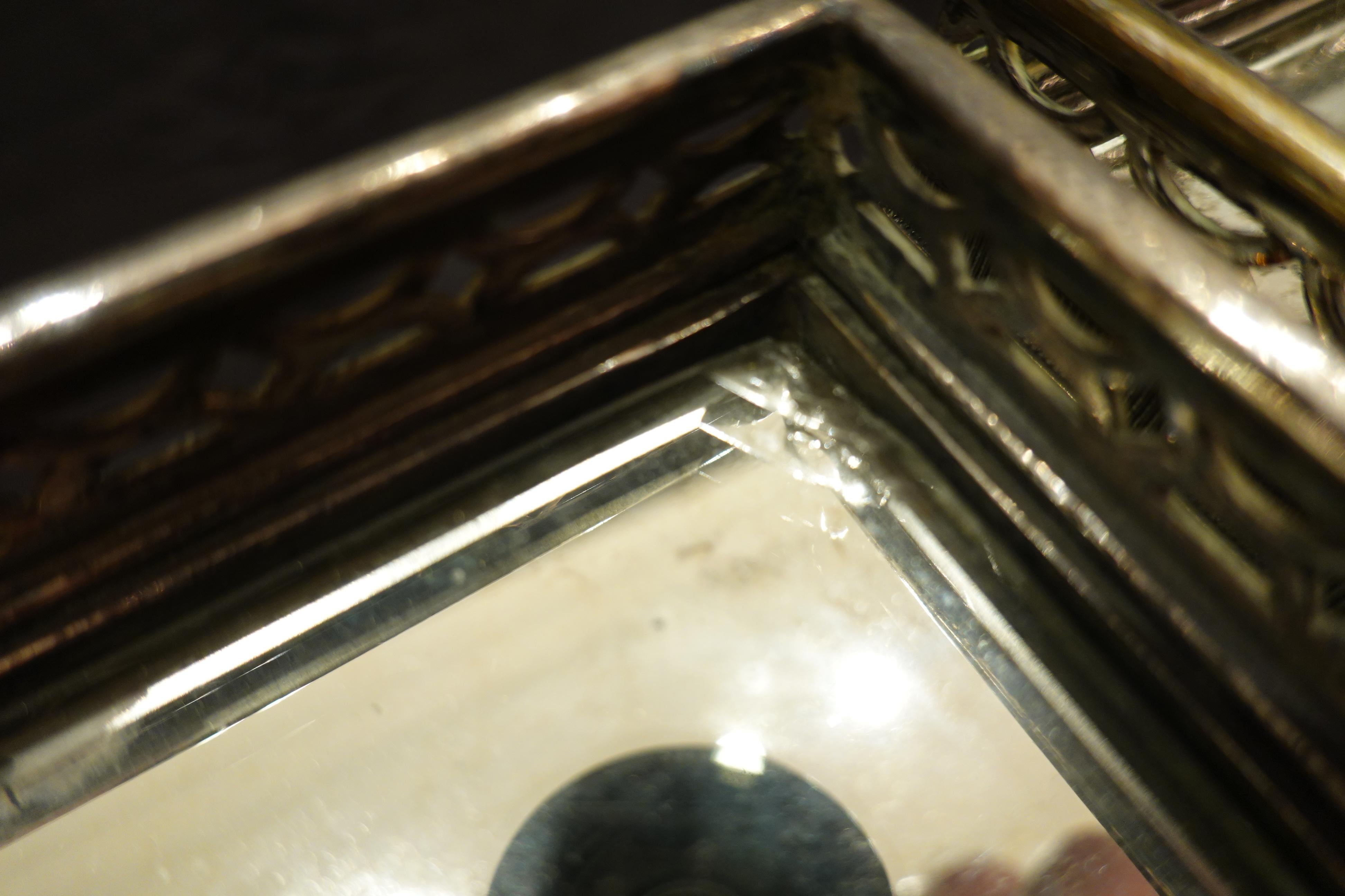 Versilberter Bronze-Couchtisch und zwei verschachtelte Beistelltische mit Églomisé-Platten im Angebot 7