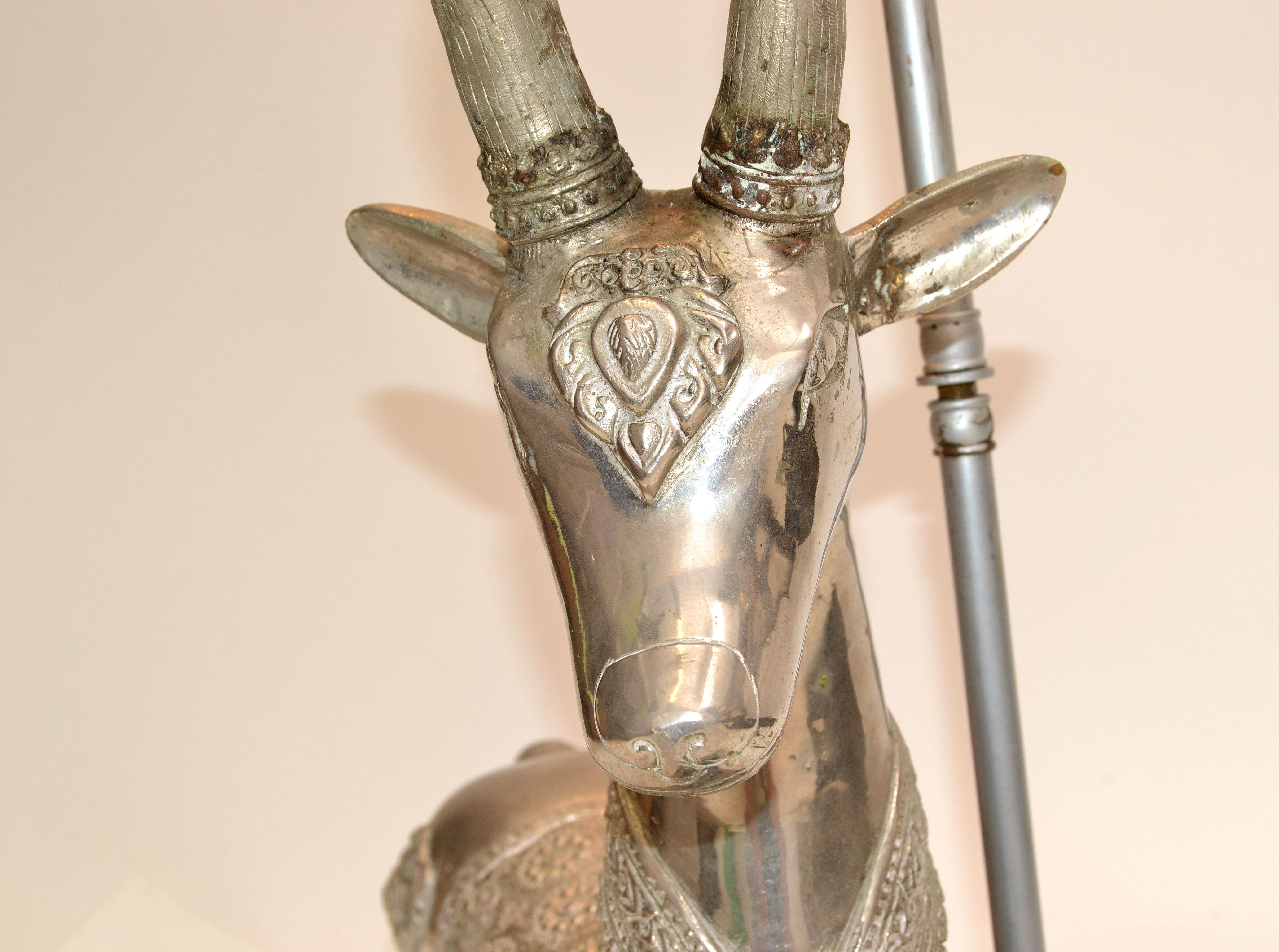 Anmutige versilberte Tischlampe in form eines ruhenden Hirsches, Bronze, Holzsockel Silber und schwarzer Schirm im Angebot 8