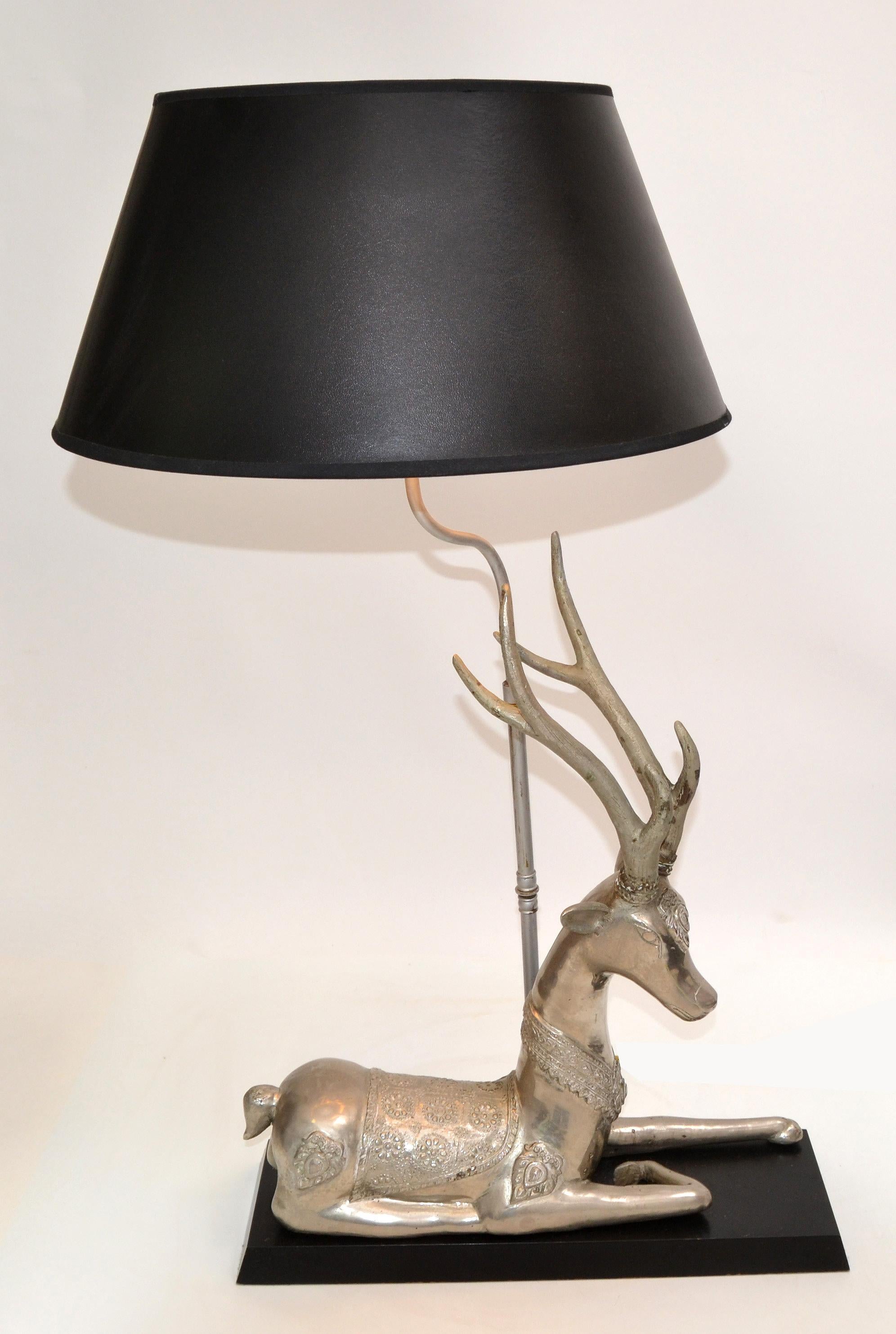 Anmutige versilberte Tischlampe in form eines ruhenden Hirsches, Bronze, Holzsockel Silber und schwarzer Schirm im Angebot 9