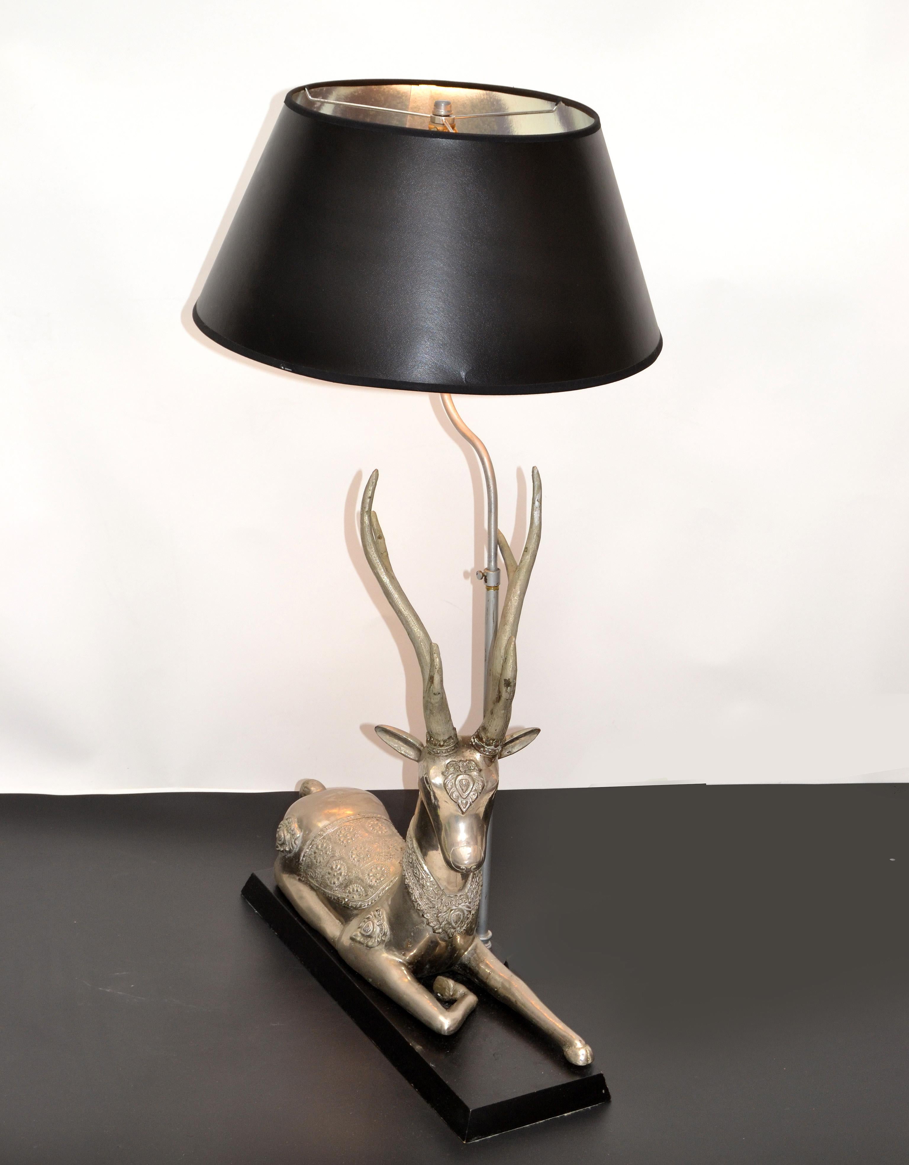 Art nouveau Lampe de table en bronze argenté avec base en bois et abat-jour en argent et noir en forme de cerf couché gracieux en vente