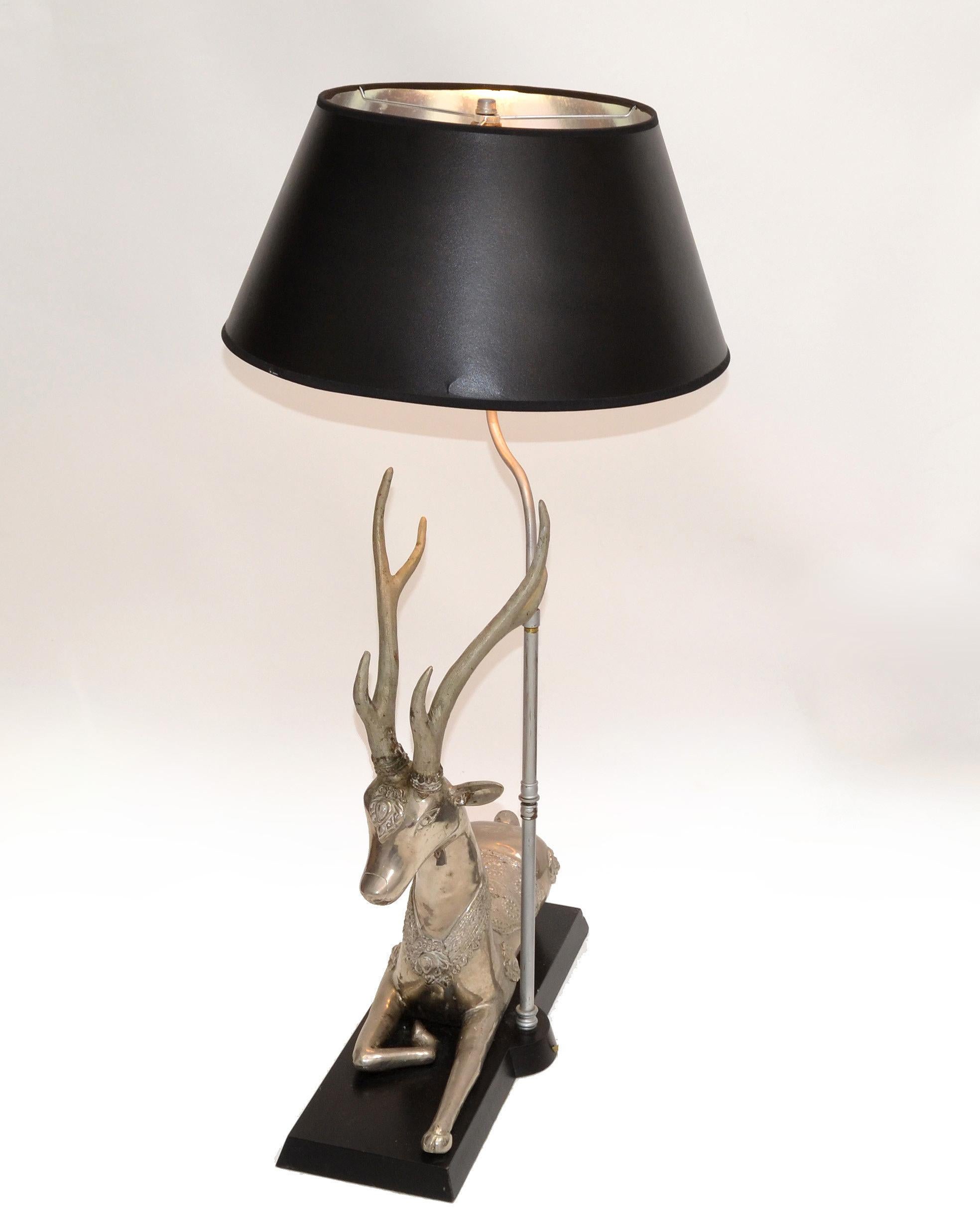 Américain Lampe de table en bronze argenté avec base en bois et abat-jour en argent et noir en forme de cerf couché gracieux en vente