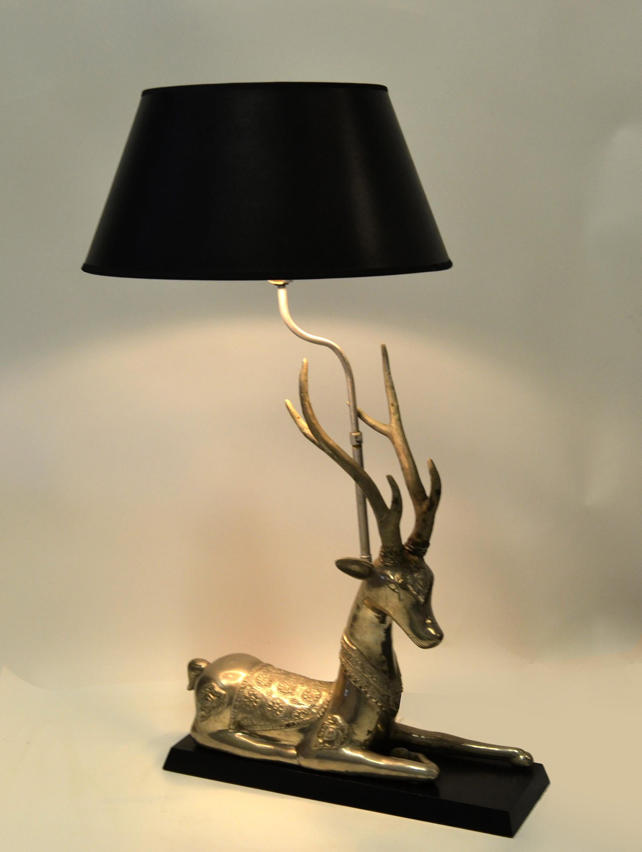 Anmutige versilberte Tischlampe in form eines ruhenden Hirsches, Bronze, Holzsockel Silber und schwarzer Schirm (Handgefertigt) im Angebot