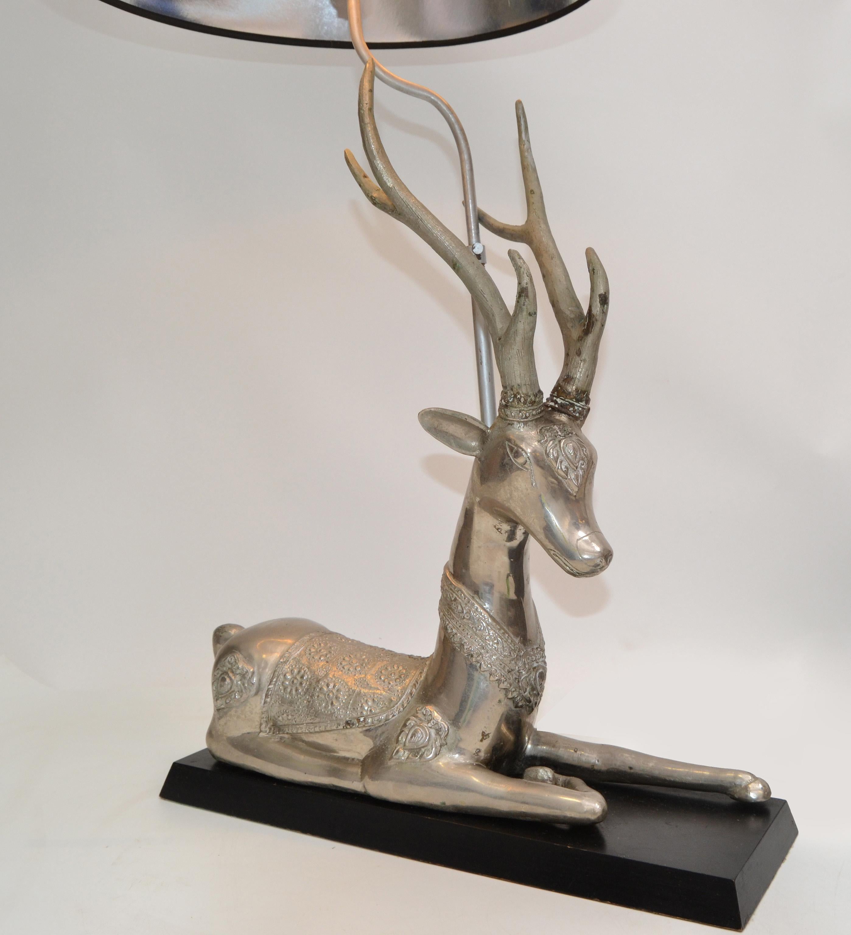 Anmutige versilberte Tischlampe in form eines ruhenden Hirsches, Bronze, Holzsockel Silber und schwarzer Schirm (Messing) im Angebot