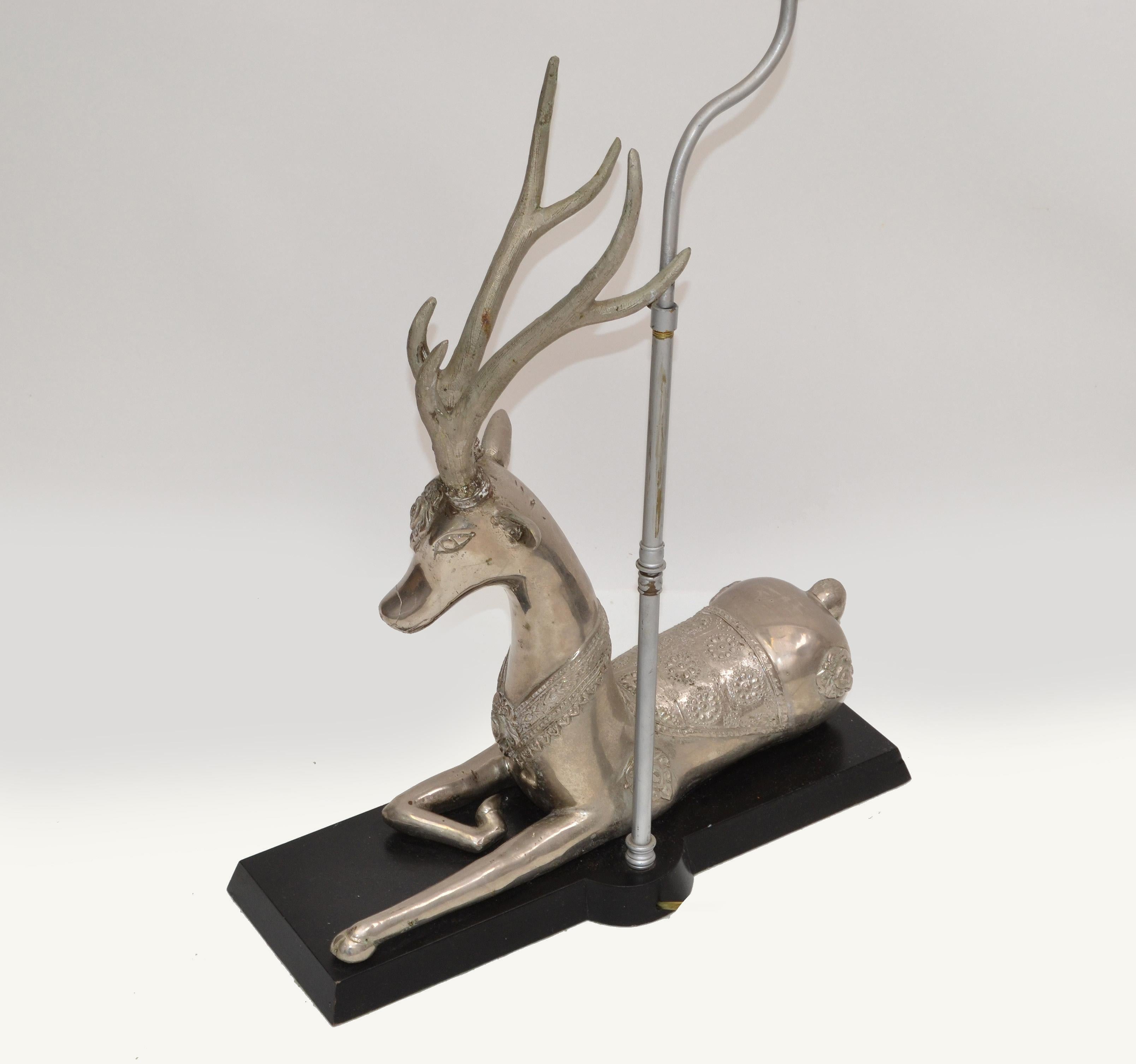 Anmutige versilberte Tischlampe in form eines ruhenden Hirsches, Bronze, Holzsockel Silber und schwarzer Schirm im Angebot 1