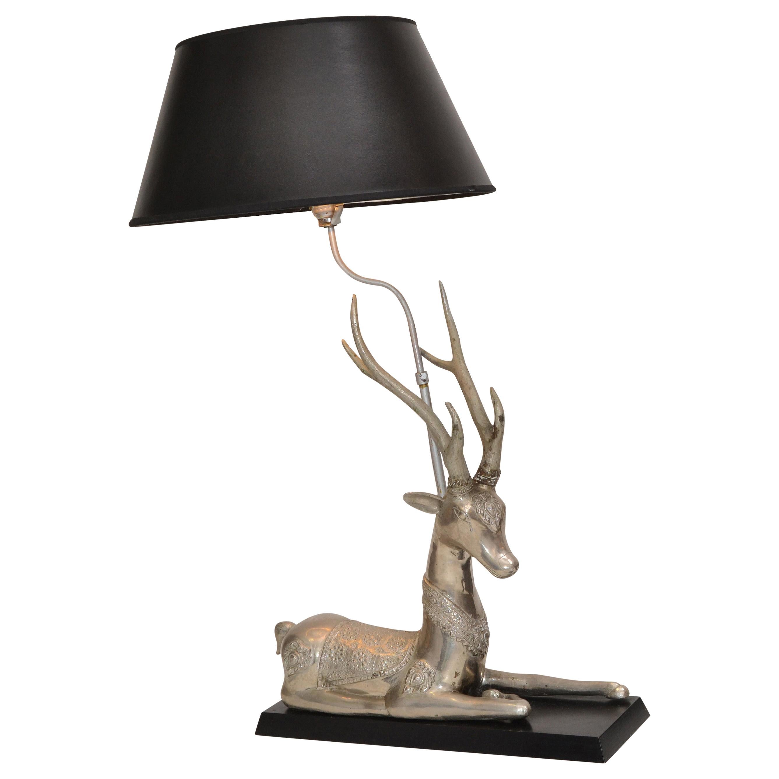 Anmutige versilberte Tischlampe in form eines ruhenden Hirsches, Bronze, Holzsockel Silber und schwarzer Schirm