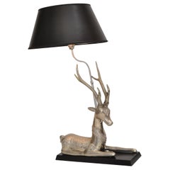 Lampe de table en bronze argenté avec base en bois et abat-jour en argent et noir en forme de cerf couché gracieux