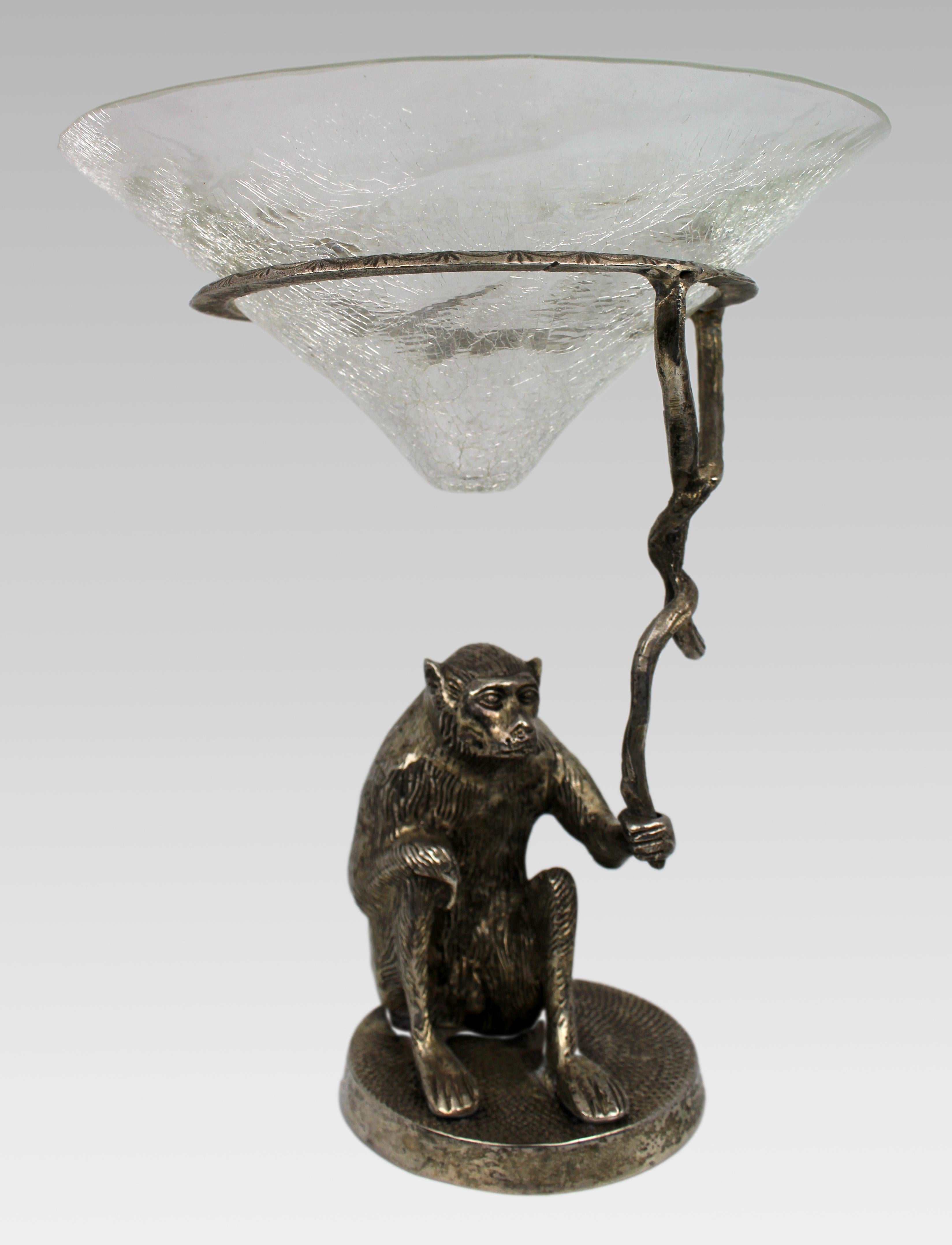 Centre de table en bronze argenté avec bol en verre craquelé, milieu du 20e siècle

Description :
Un centre de table sculptural et décoratif représentant un singe en bronze argenté tenant un bol en verre craquelé. Continental, milieu et fin du XXe