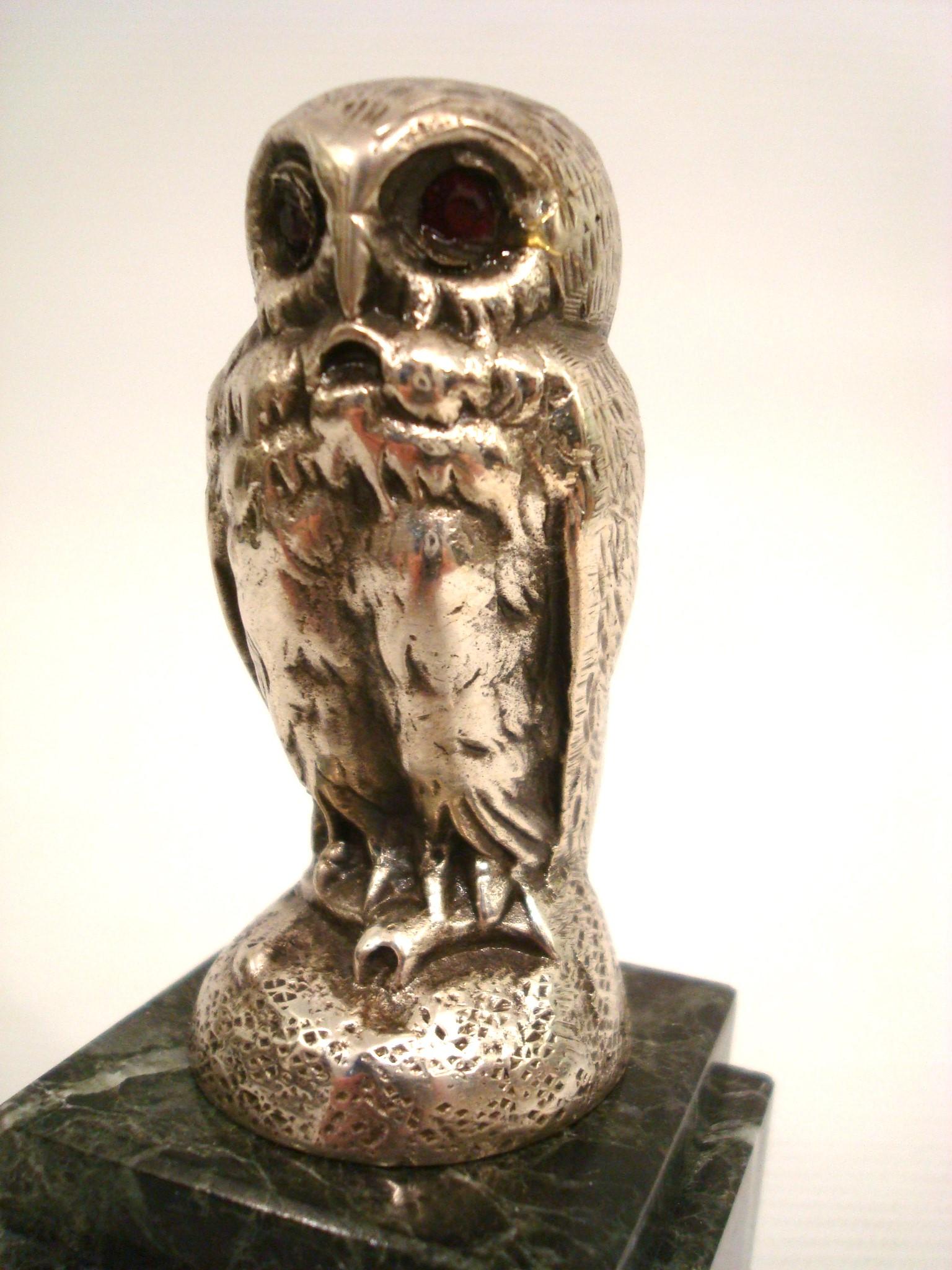 Escultura / Pisapapeles de búho de bronce plateado. 1920's Art Decó en venta