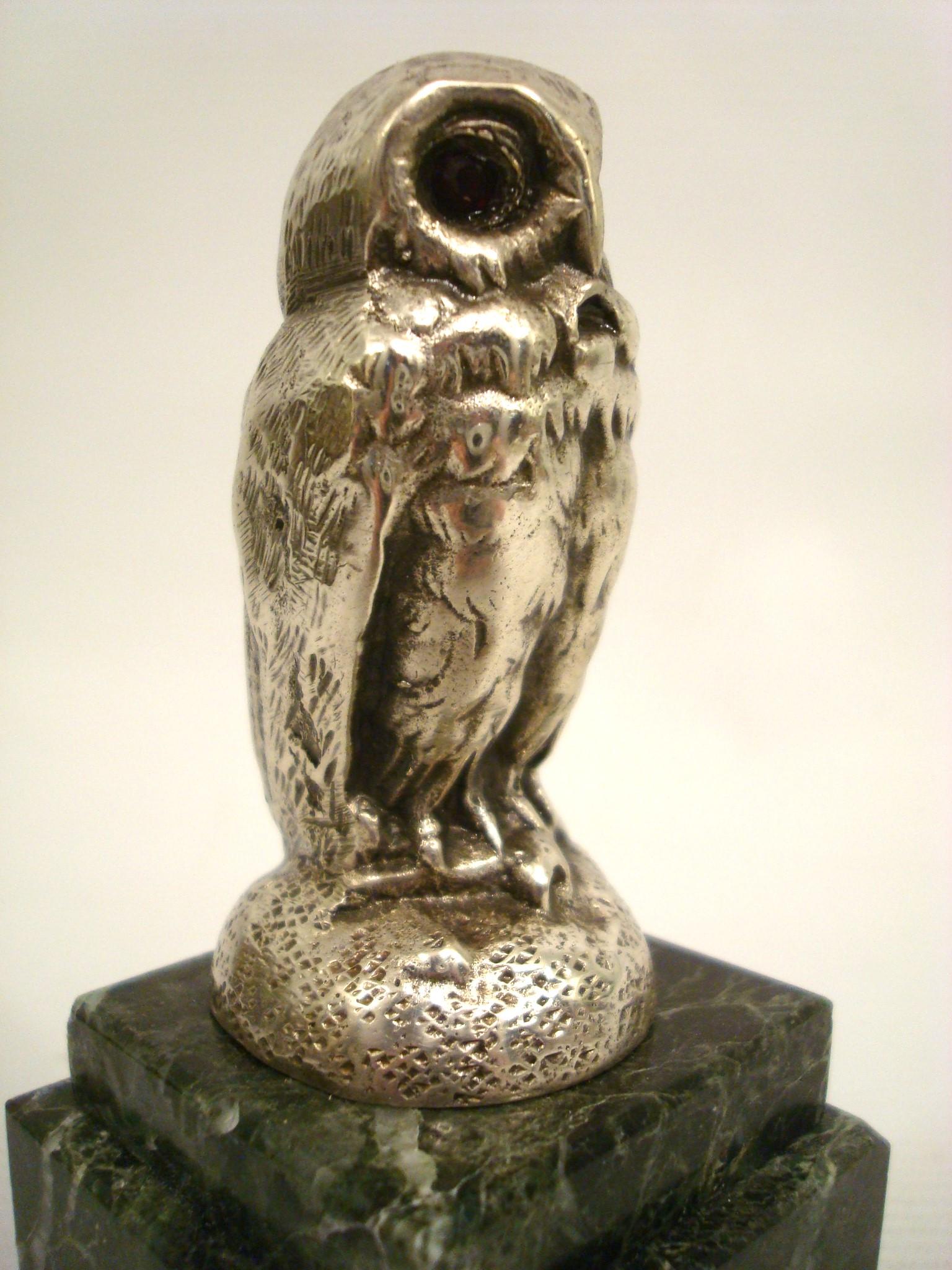 Escultura / Pisapapeles de búho de bronce plateado. 1920's siglo XX en venta