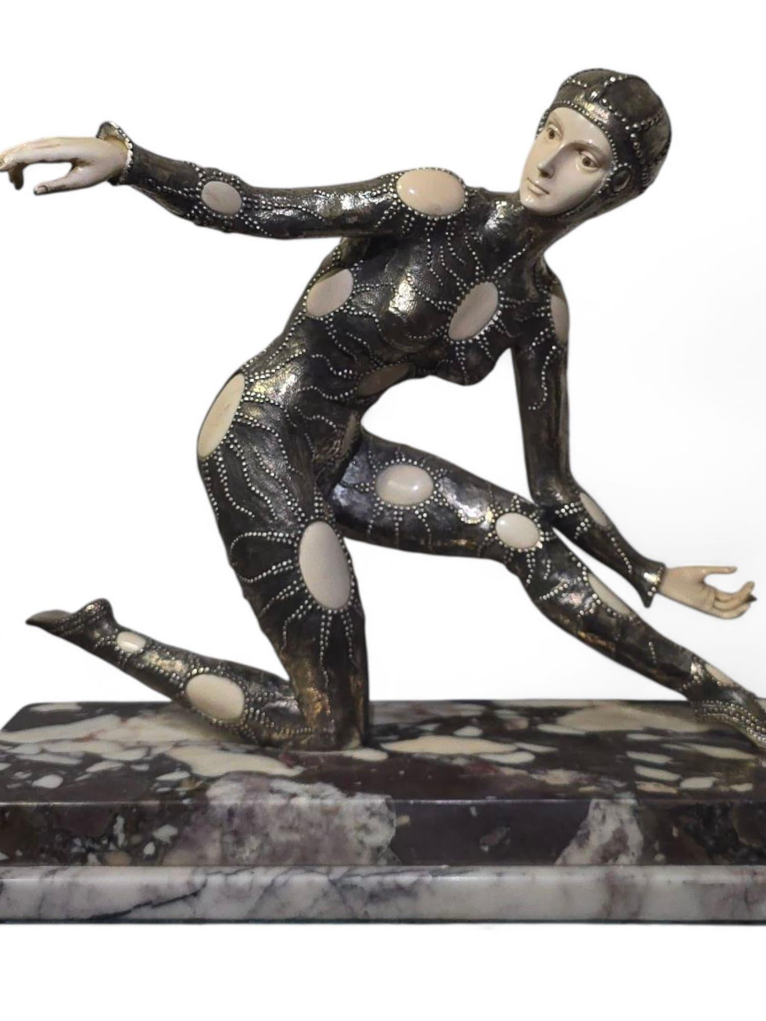Scultura in bronzo argentato firmata Demètre H. Chiparus in vendita 9