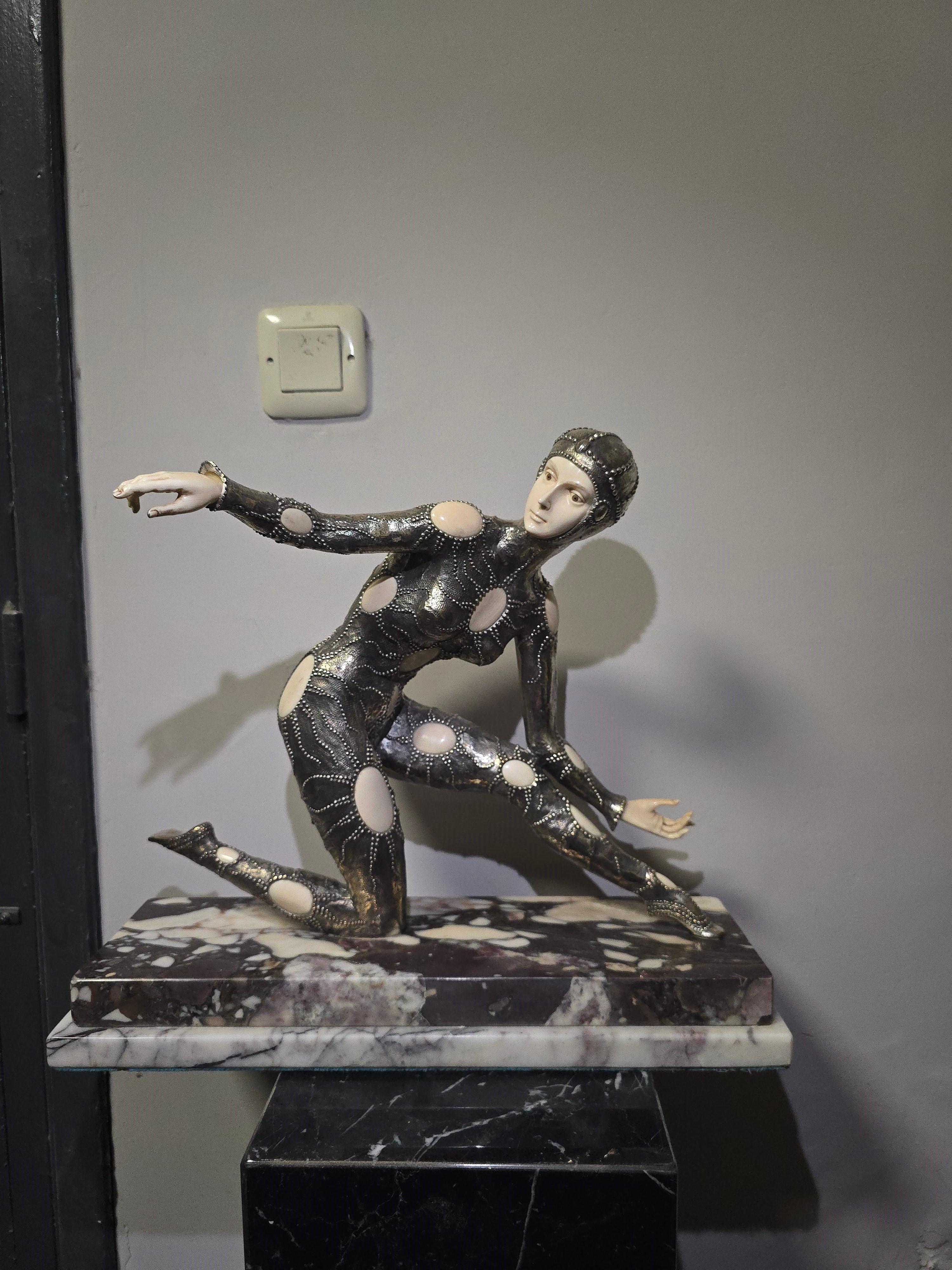 Impressionante scultura in stile Art Déco in bronzo argentato, firmata D.H. Chiparus, montato su una raffinata base di marmo. Questo elegante pezzo mette in mostra gli intricati dettagli e il movimento caratteristici delle rinomate sculture di