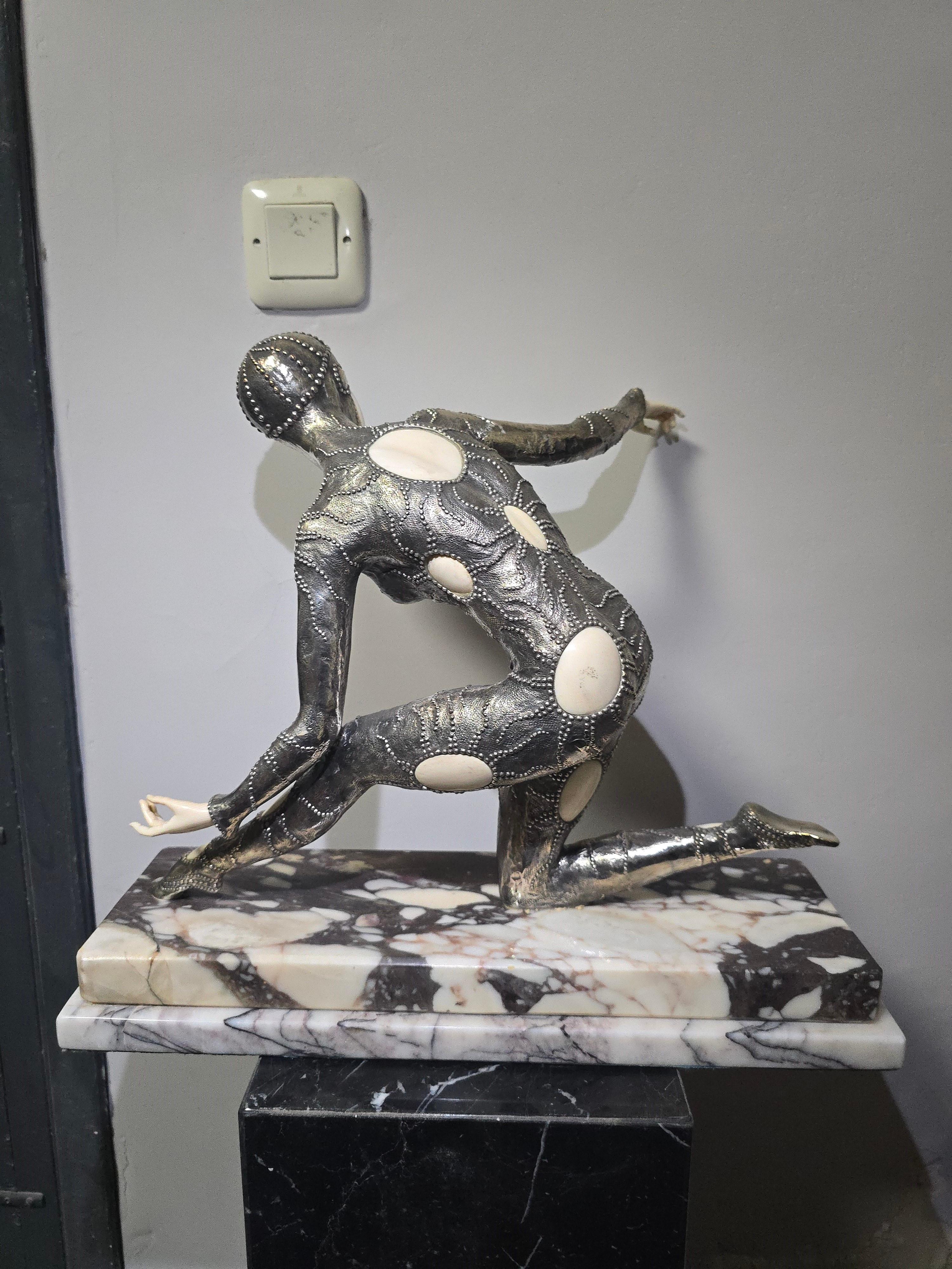 Scultura in bronzo argentato firmata Demètre H. Chiparus in vendita 3