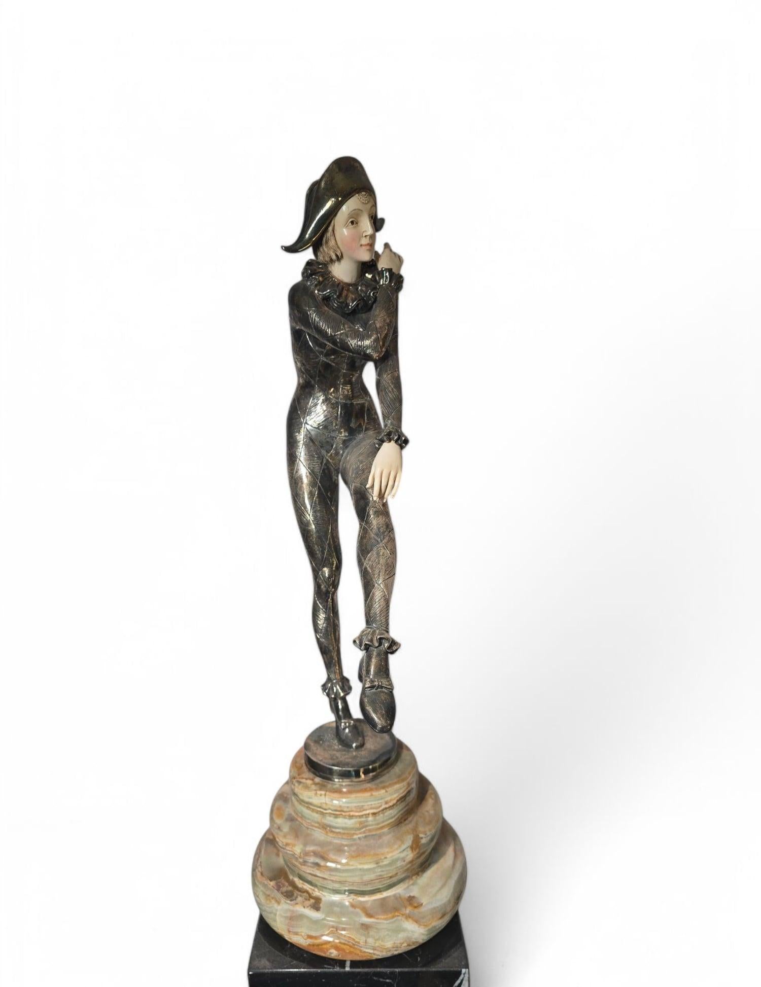 Impressionante scultura in stile Art Déco in bronzo argentato, firmata D.H. Chiparus, montato su una raffinata base di onice. Questo elegante pezzo mette in mostra gli intricati dettagli e il movimento caratteristici delle rinomate sculture di