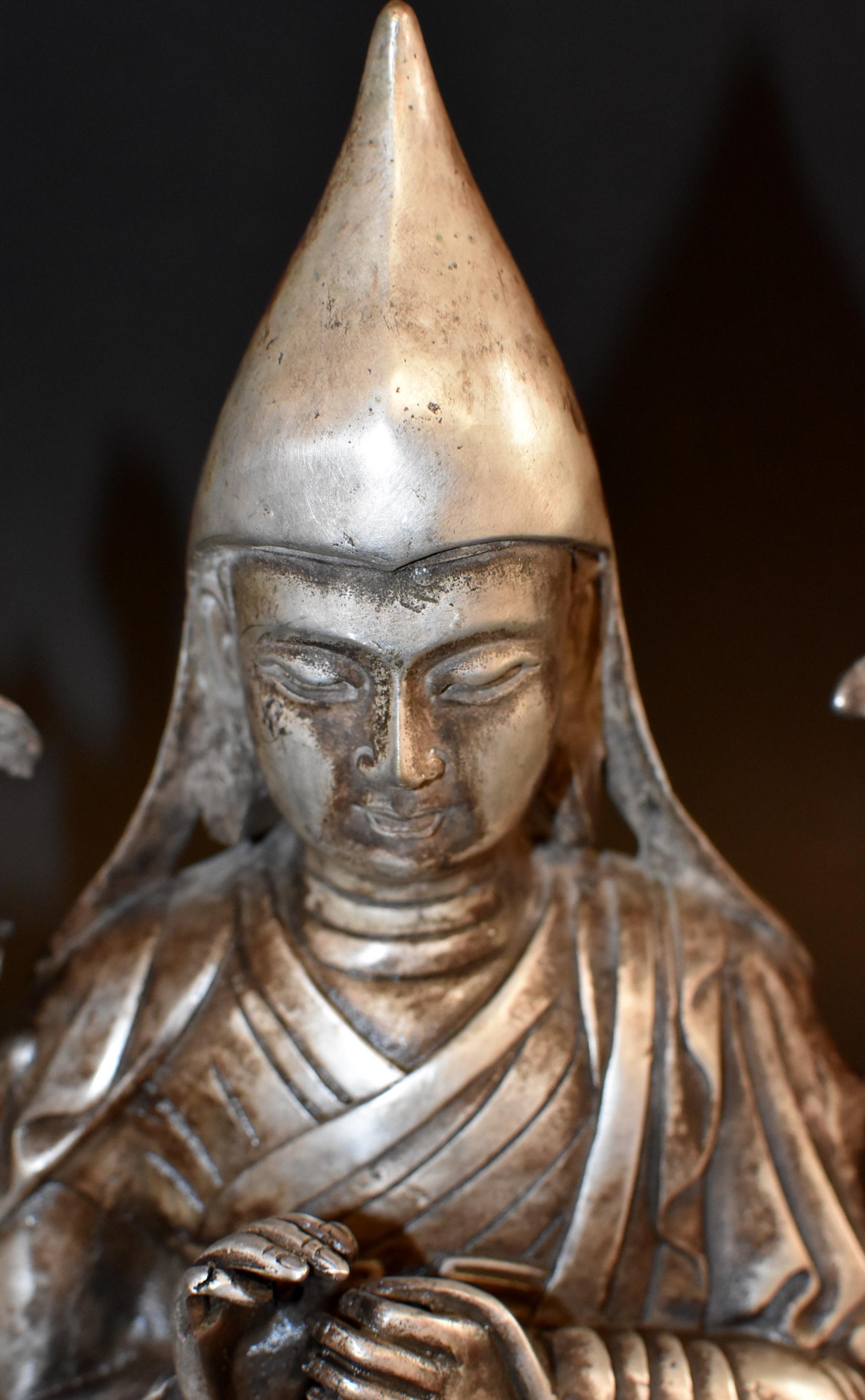 Versilberte Bronzestatue der tibetischen Tsongkhapa-Statue im Angebot 9