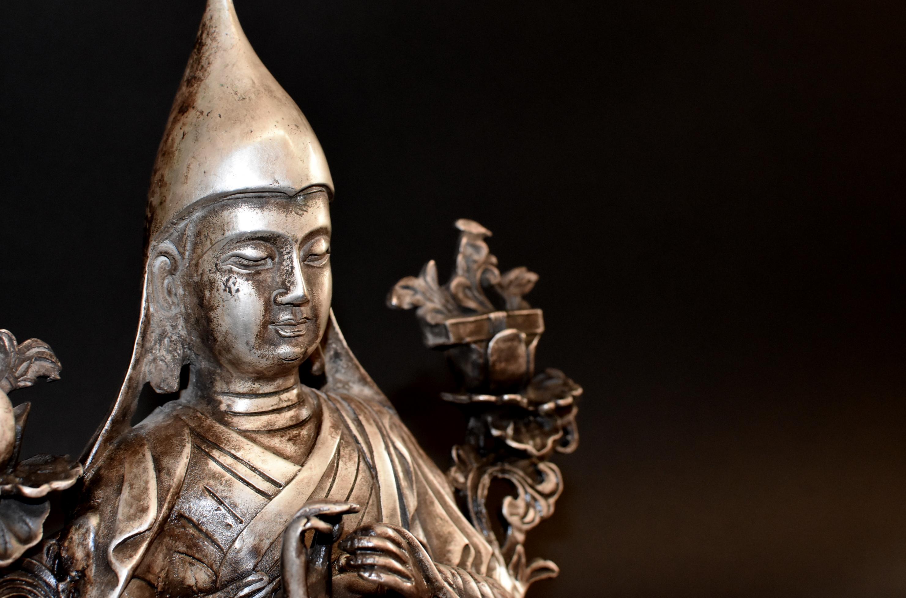 Versilberte Bronzestatue der tibetischen Tsongkhapa-Statue im Angebot 12