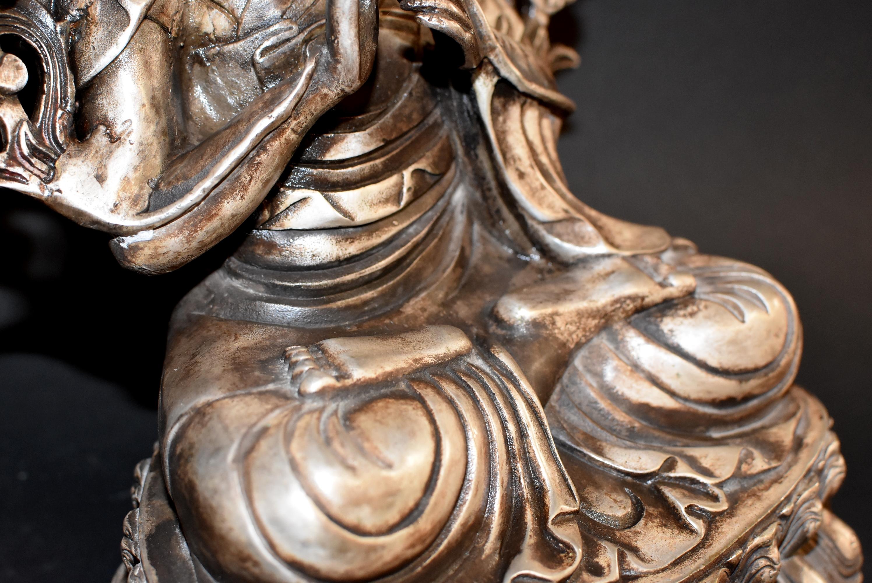 Versilberte Bronzestatue der tibetischen Tsongkhapa-Statue im Angebot 1