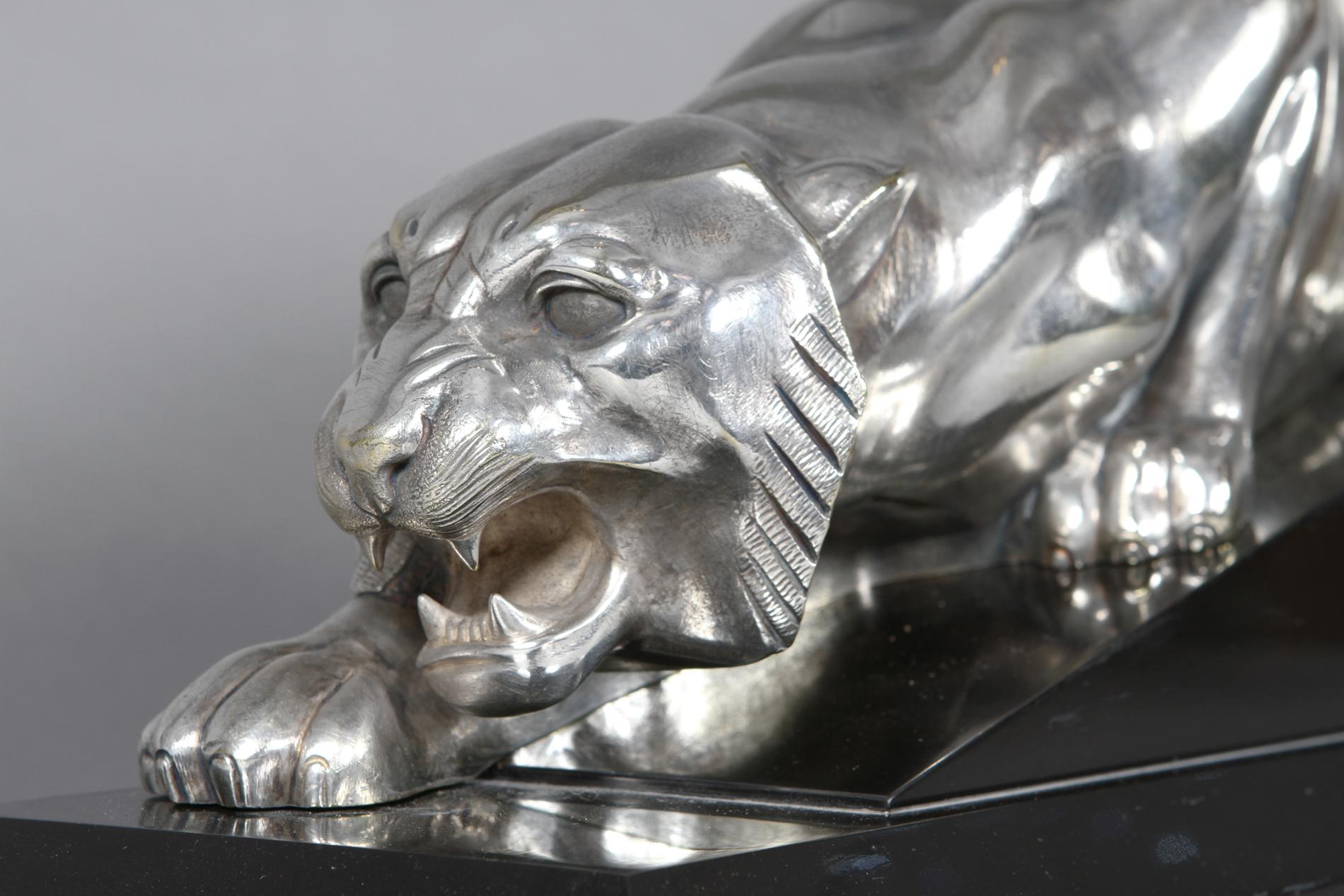 Français Sculpture de tigre en bronze argenté de Georges Lavroff  en vente