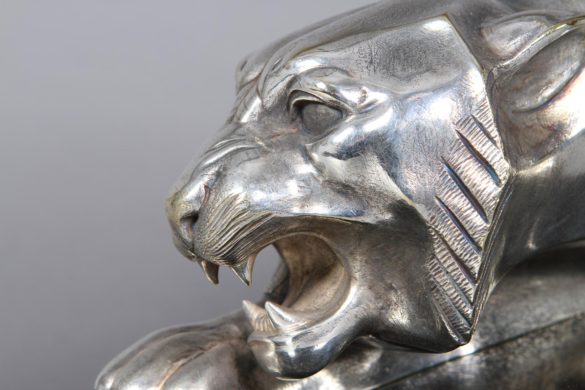 Argenté Sculpture de tigre en bronze argenté de Georges Lavroff  en vente