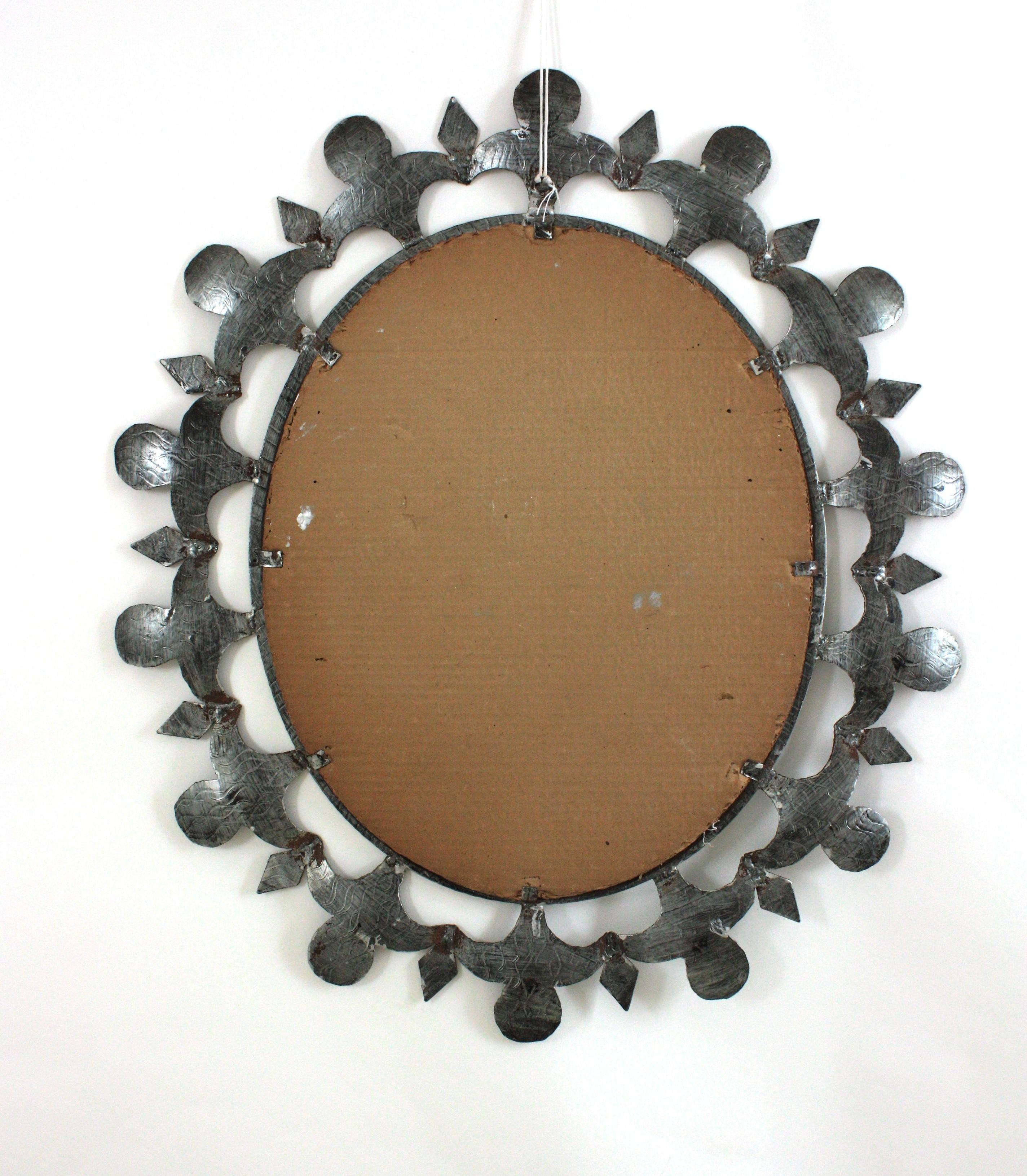 Espejo ovalado Brutalista de hierro forjado plateado Sunburst en venta 6