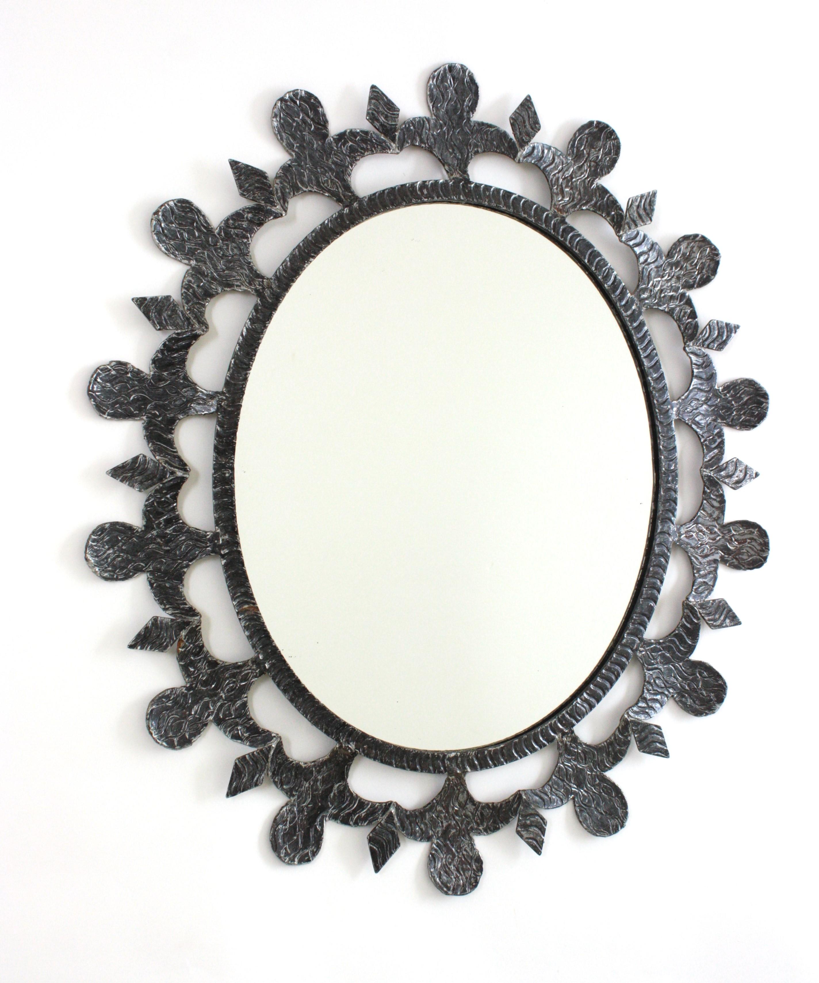 Espejo oval plateado, hierro forjado
Espejo Ovalado de Hierro Forjado con Detalles de Volutas y Diseño Brutalista, Francia, 1950-1960.
Atractivo espejo de hierro forjado a mano con decoración de volutas, detalles de flor de lis y forma ovalada.
Este