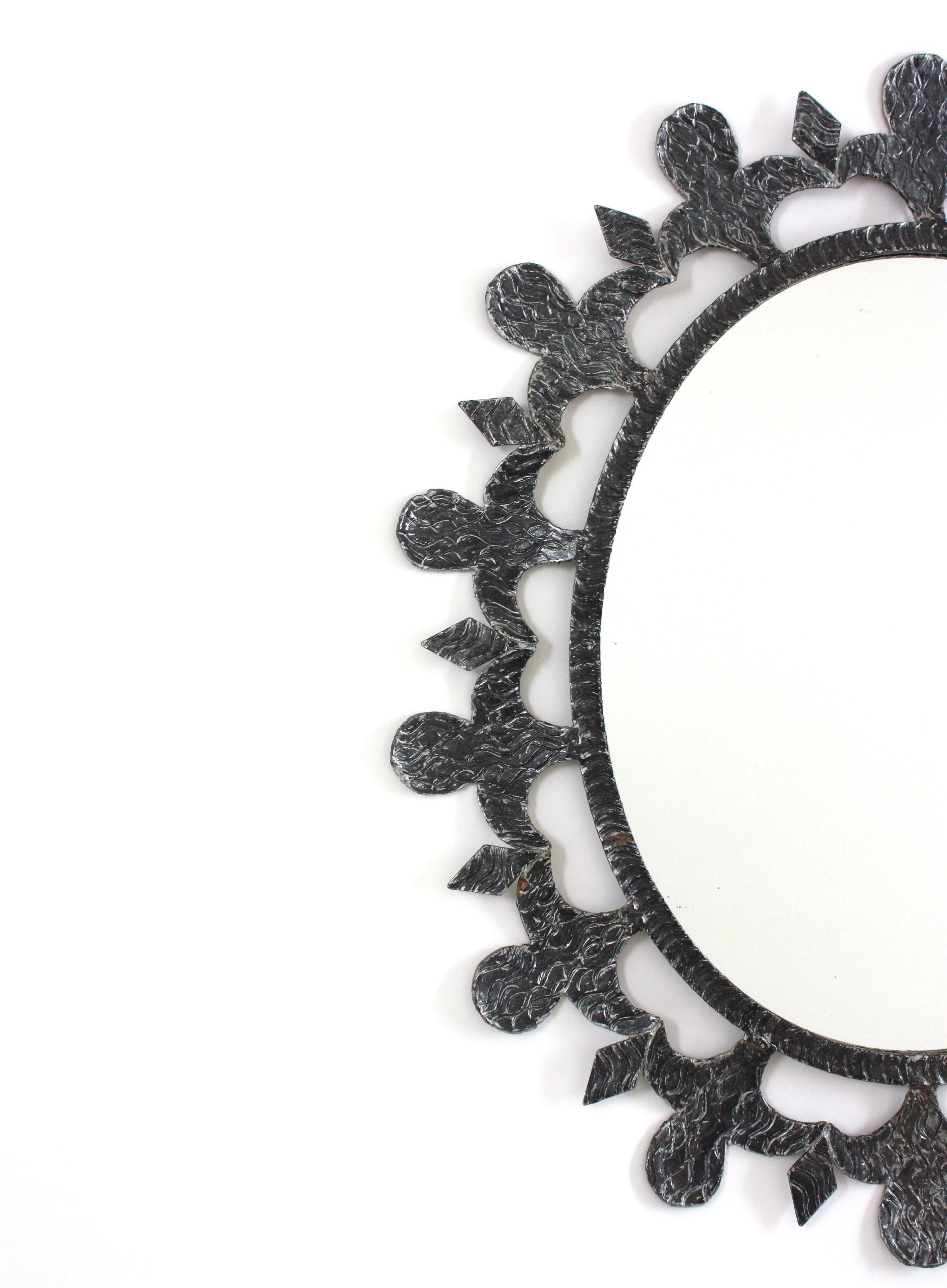 Espejo ovalado Brutalista de hierro forjado plateado Sunburst Metal en venta