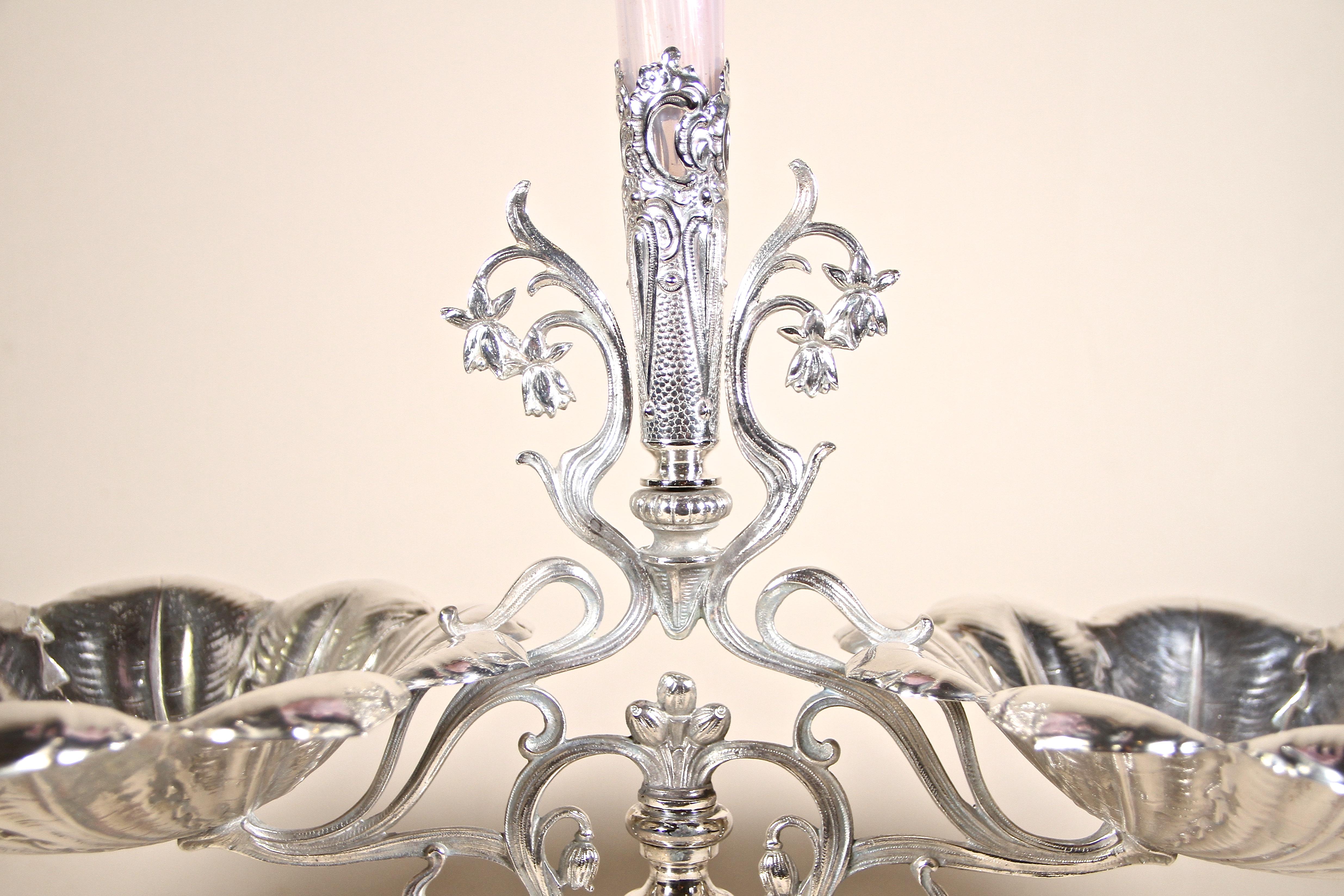 Silvered Centerpiece with Frilly Glass Vase Art Nouveau, Austria, circa 1900 1