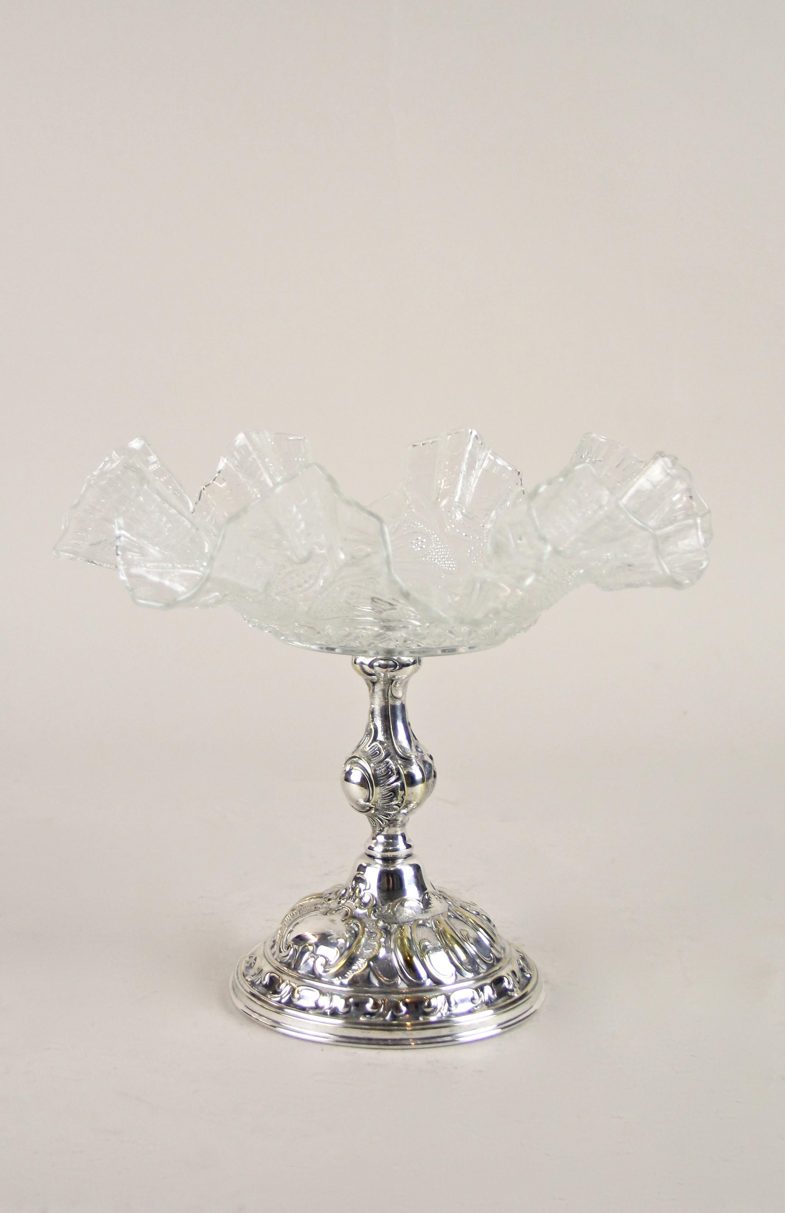 Silvered Centerpiece with Ruffled Glass Bowl Art Nouveau, Austria, circa 1900 In Good Condition In Lichtenberg, AT