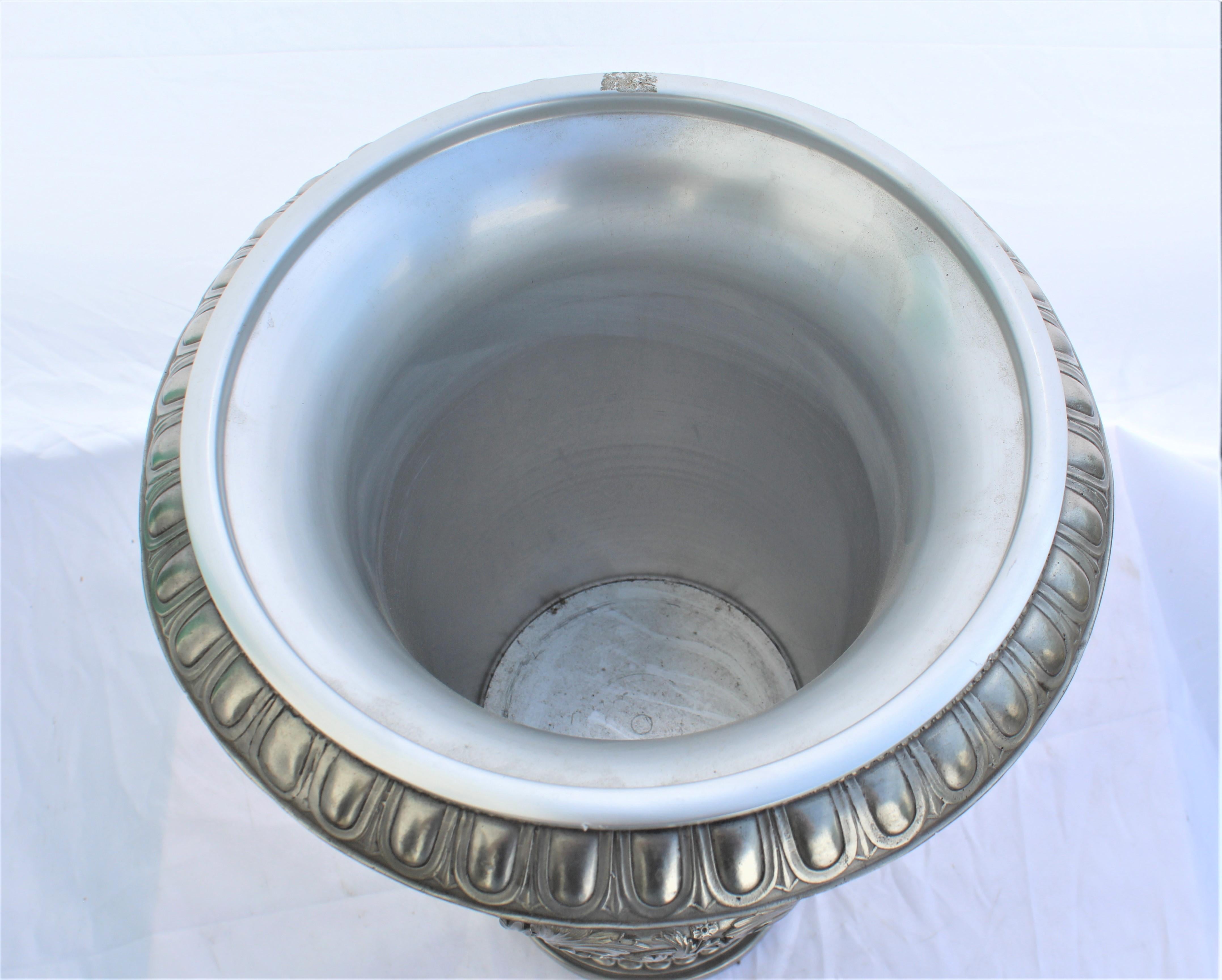 Bronzo Secchiello da champagne argentato, bronzo, urna medicea di divinità greche che danzano fanciulle in vendita