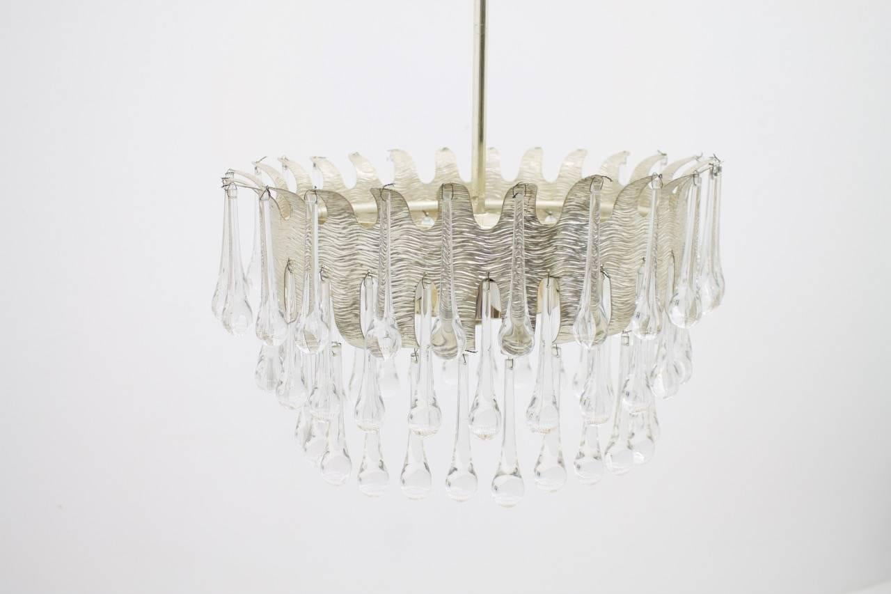 Beautiful silvered chandelier mit glass drops by Palwa, Germany, 1960s.
Very good condition.

Total height with rod: 95 cm.


 