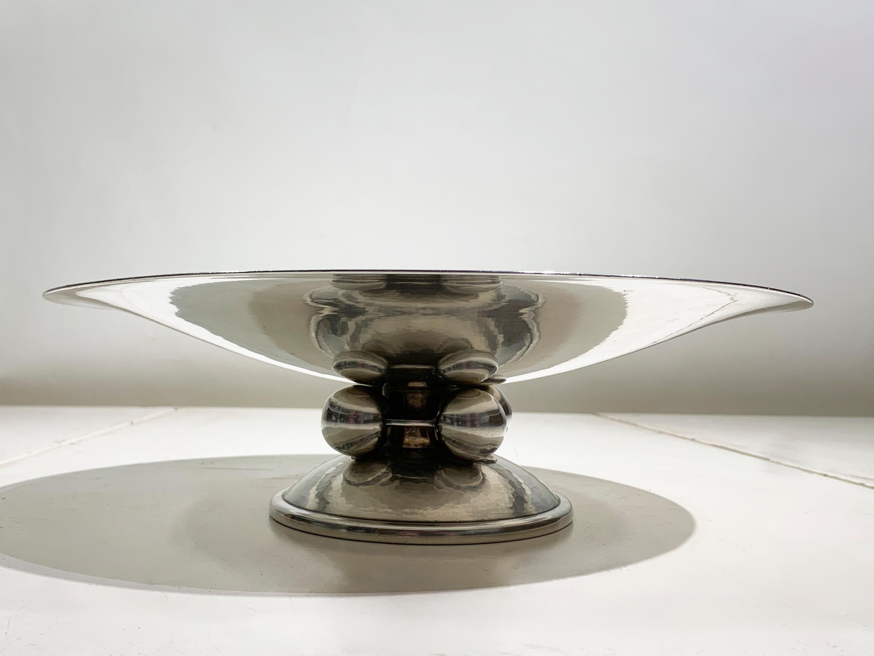 Silvered Hammered Metal Art Deco Coupe by Luc Lanel for Christofle, Hallmark (Französisch) im Angebot