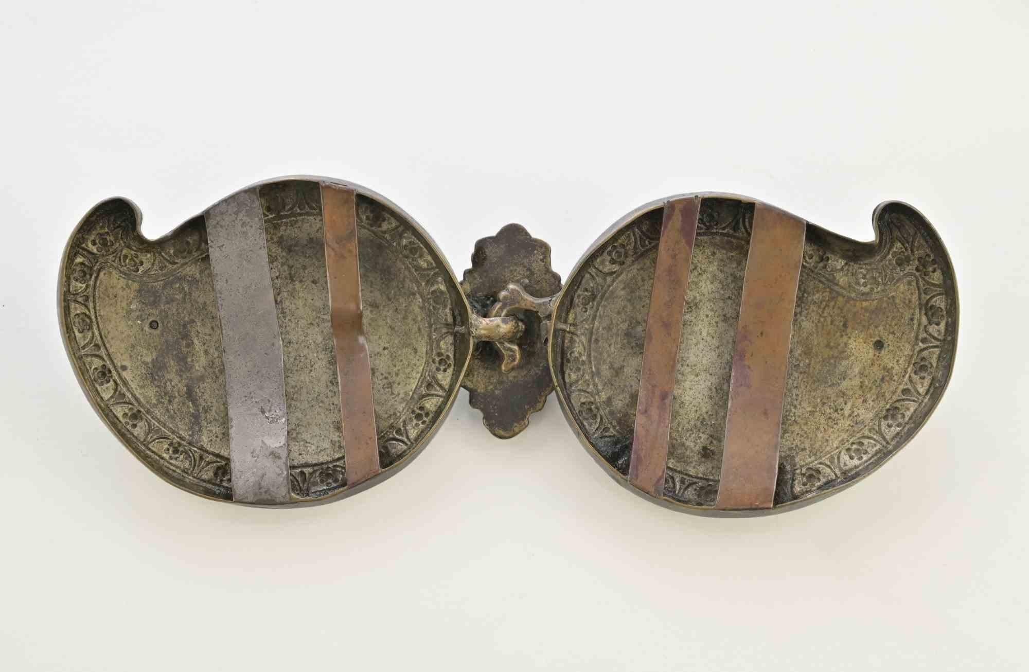 Silvered Metal and Carved Shell Buckle, 19th Century In Good Condition In Roma, IT