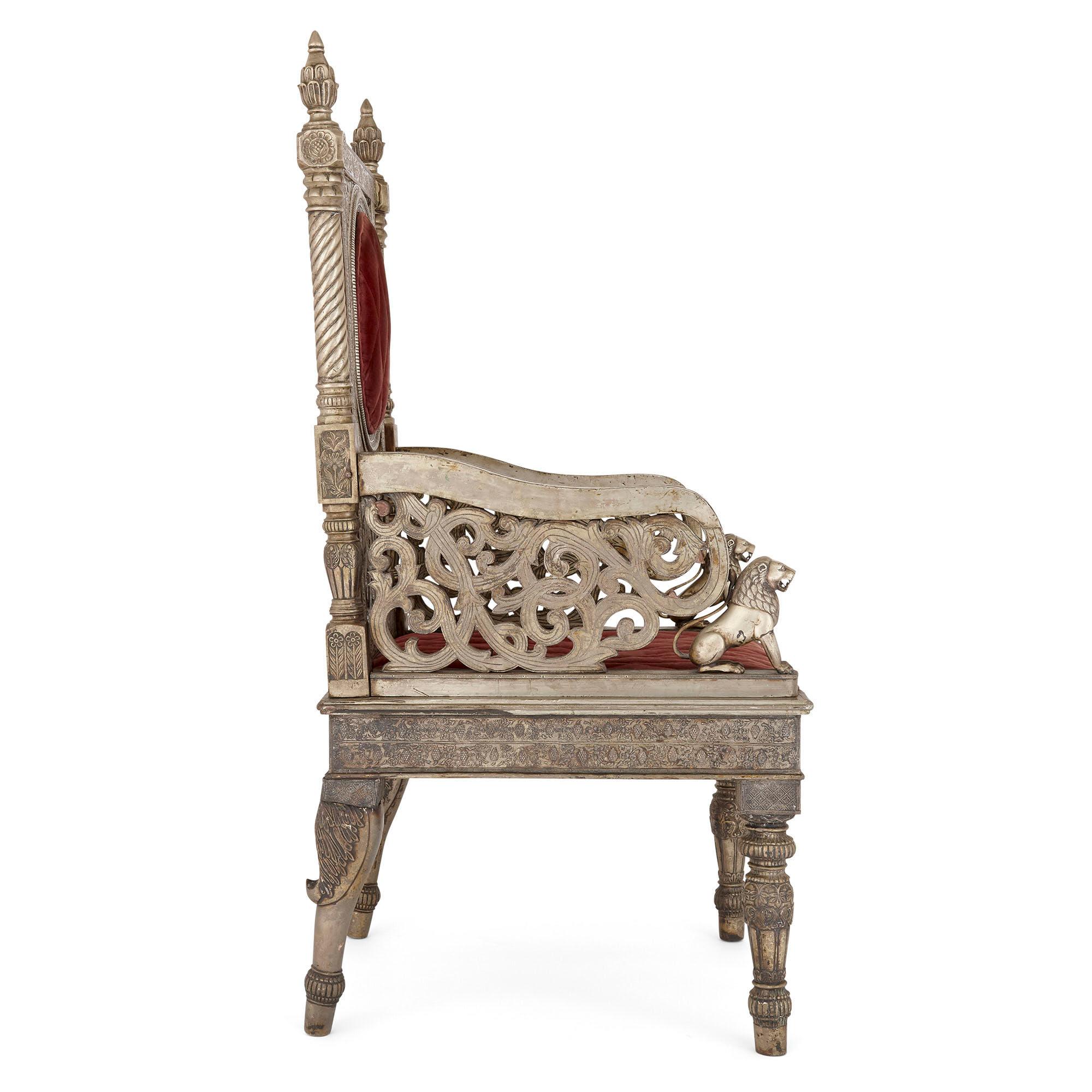Silla Trono de metal plateado y terciopelo rojo Angloindio en venta