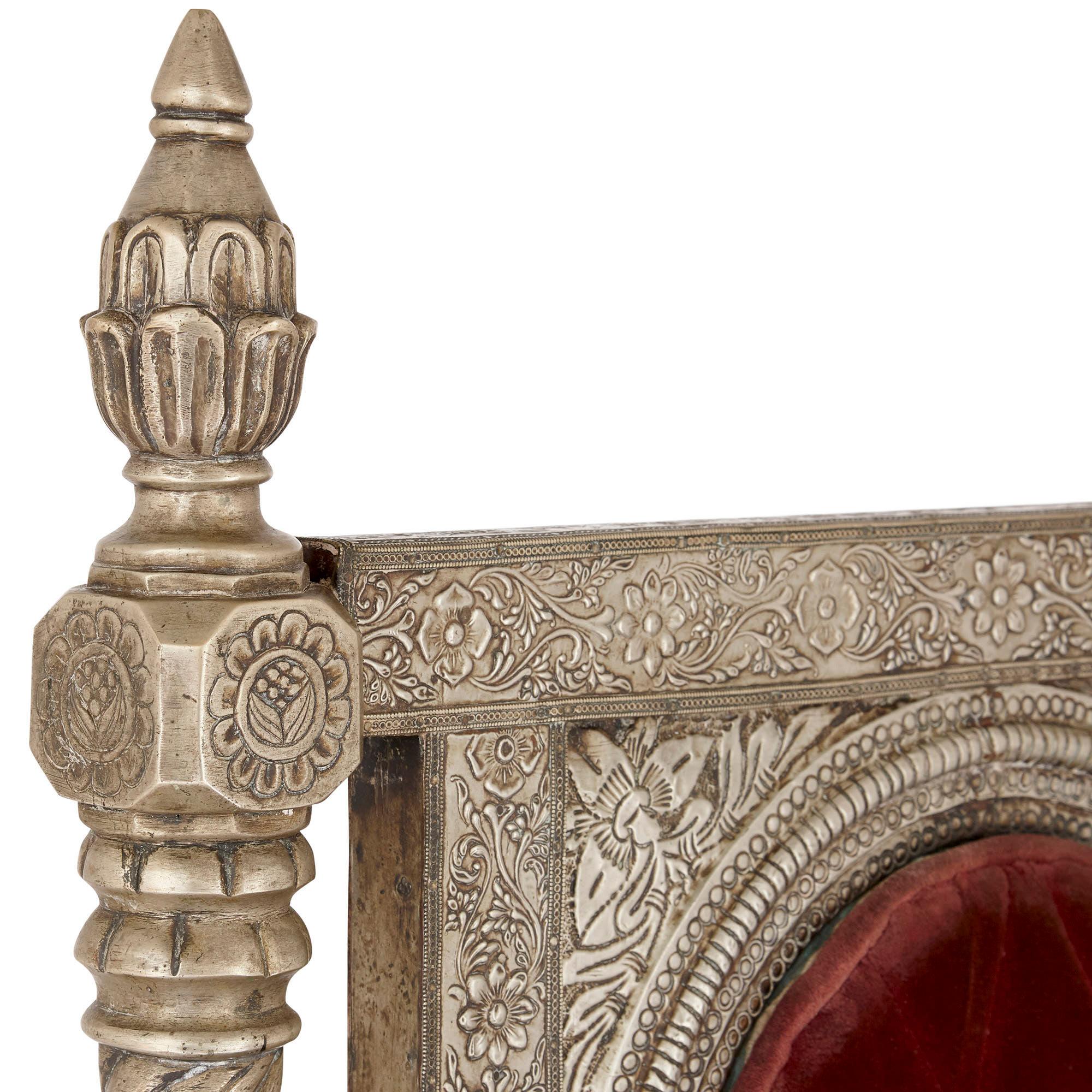 Anglo-indien Chaise trône en métal argenté et velours rouge en vente