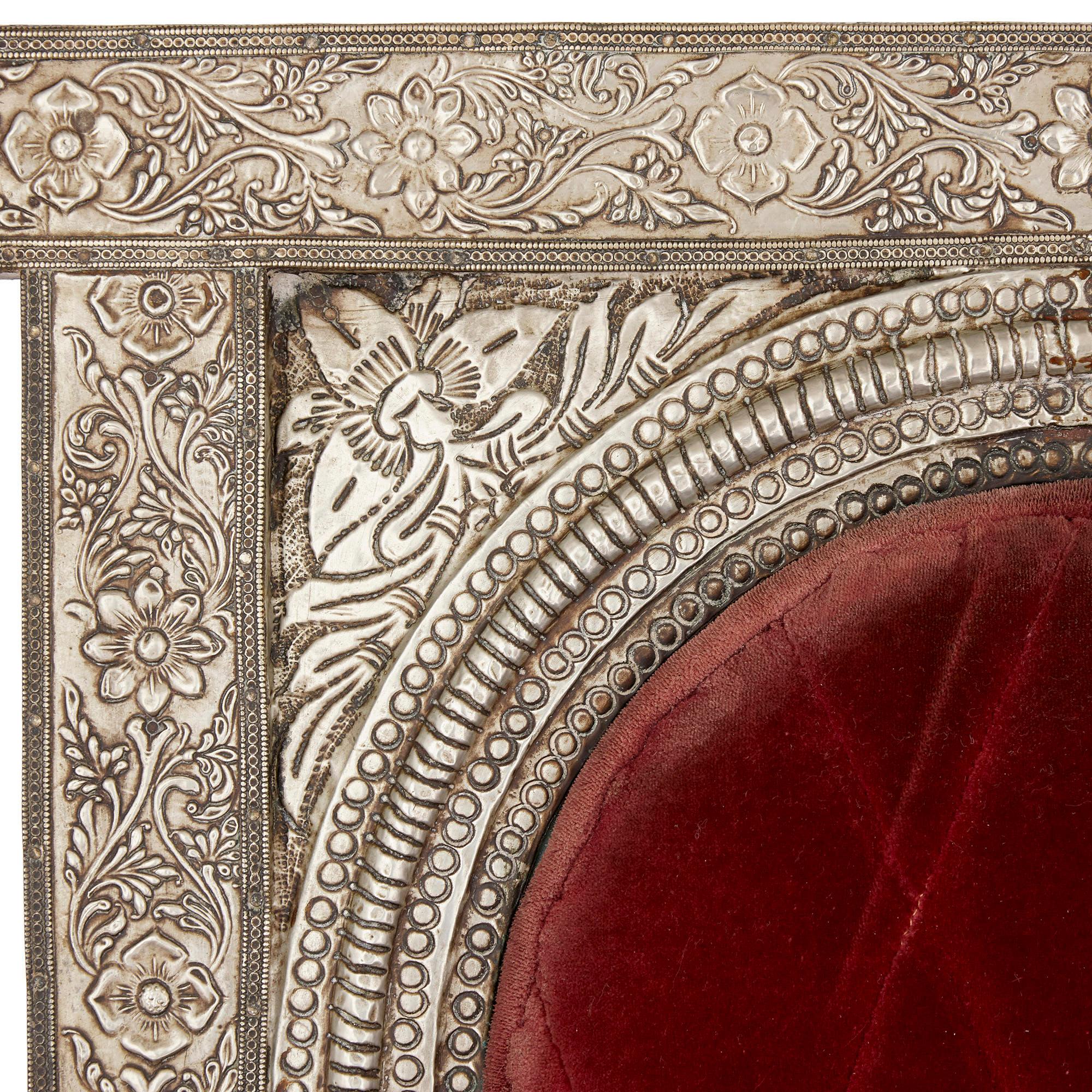 Indien Chaise trône en métal argenté et velours rouge en vente
