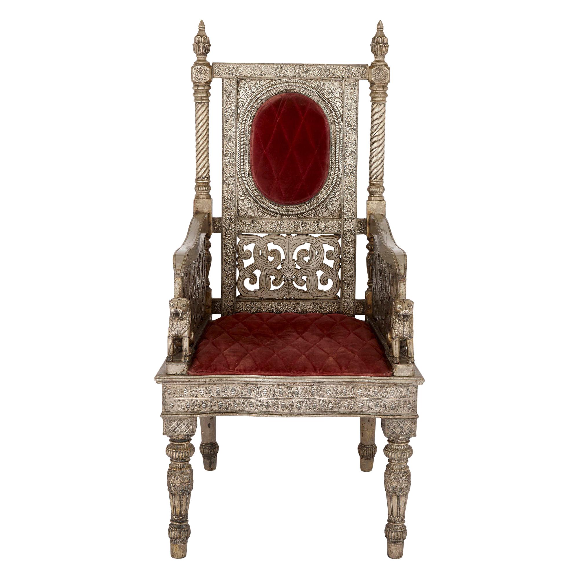 Chaise trône en métal argenté et velours rouge en vente