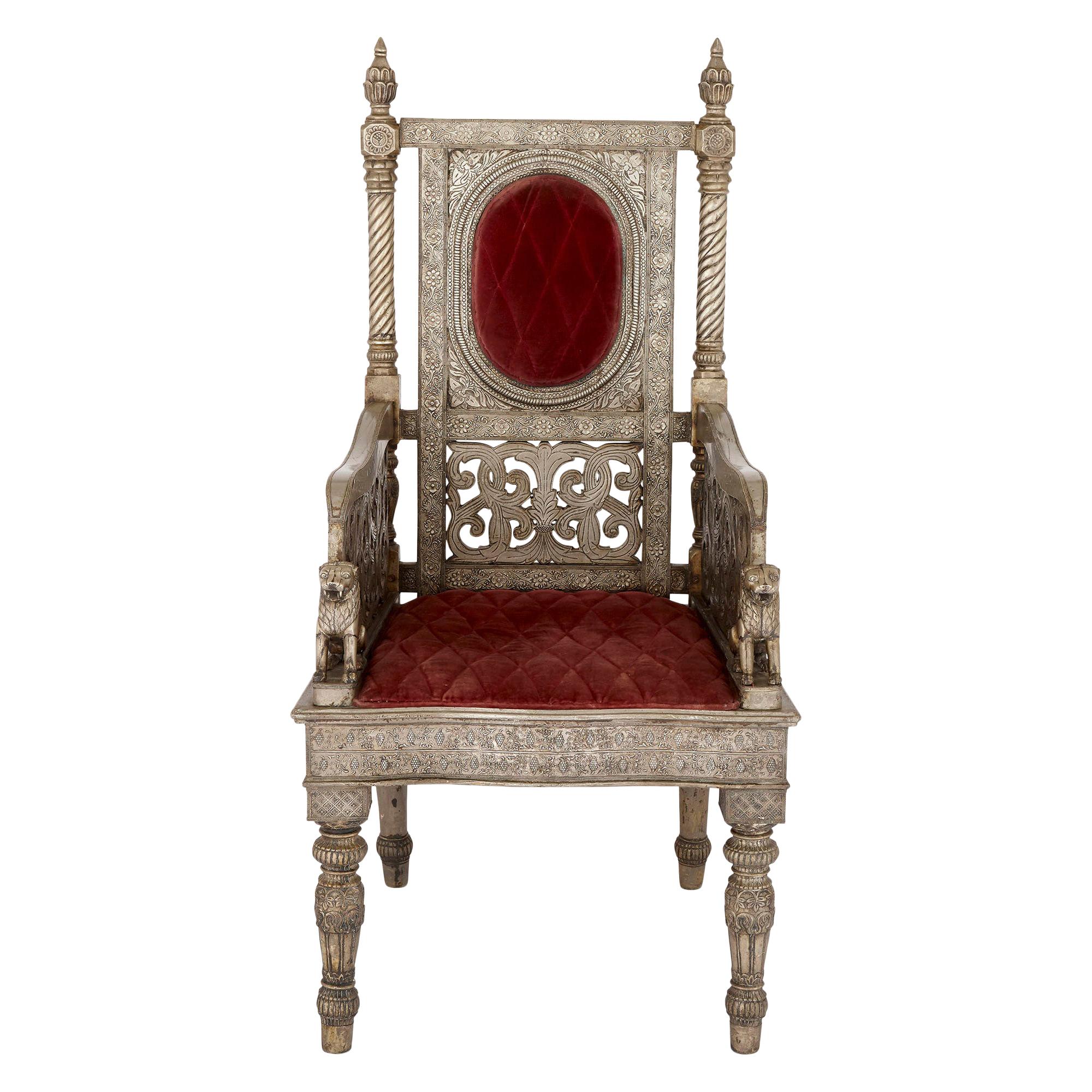 Silla Trono de metal plateado y terciopelo rojo