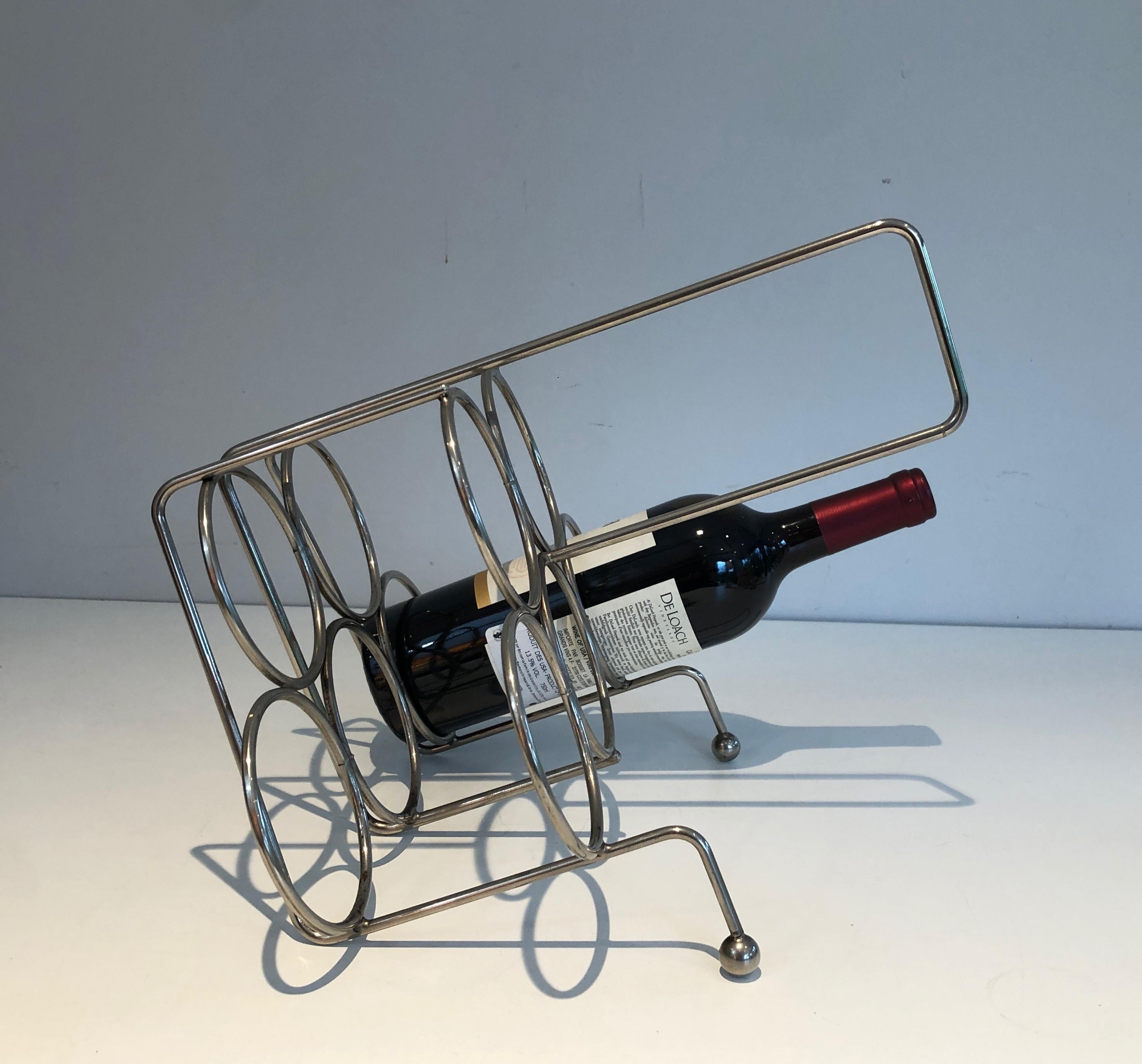 Dieser schöne Design-Flaschenhalter ist aus versilbertem Metall gefertigt. Er kann als Flaschenständer verwendet werden, um die Flaschen zu präsentieren oder um sie einfach zu halten. Dies ist ein französisches Werk. CIRCA 1950