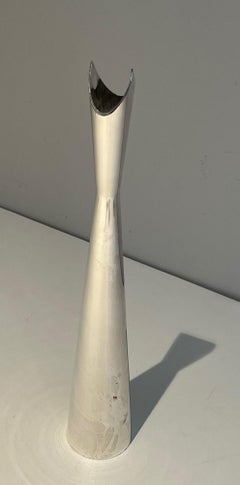 Vaso da fiori in metallo argentato, opera italiana, “Cardinale”, intorno al 1960