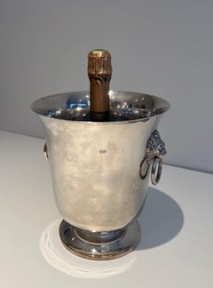 Secchiello da champagne in metallo argentato con manici a forma di testa di leone. Lavorazione francese. Circa 1950