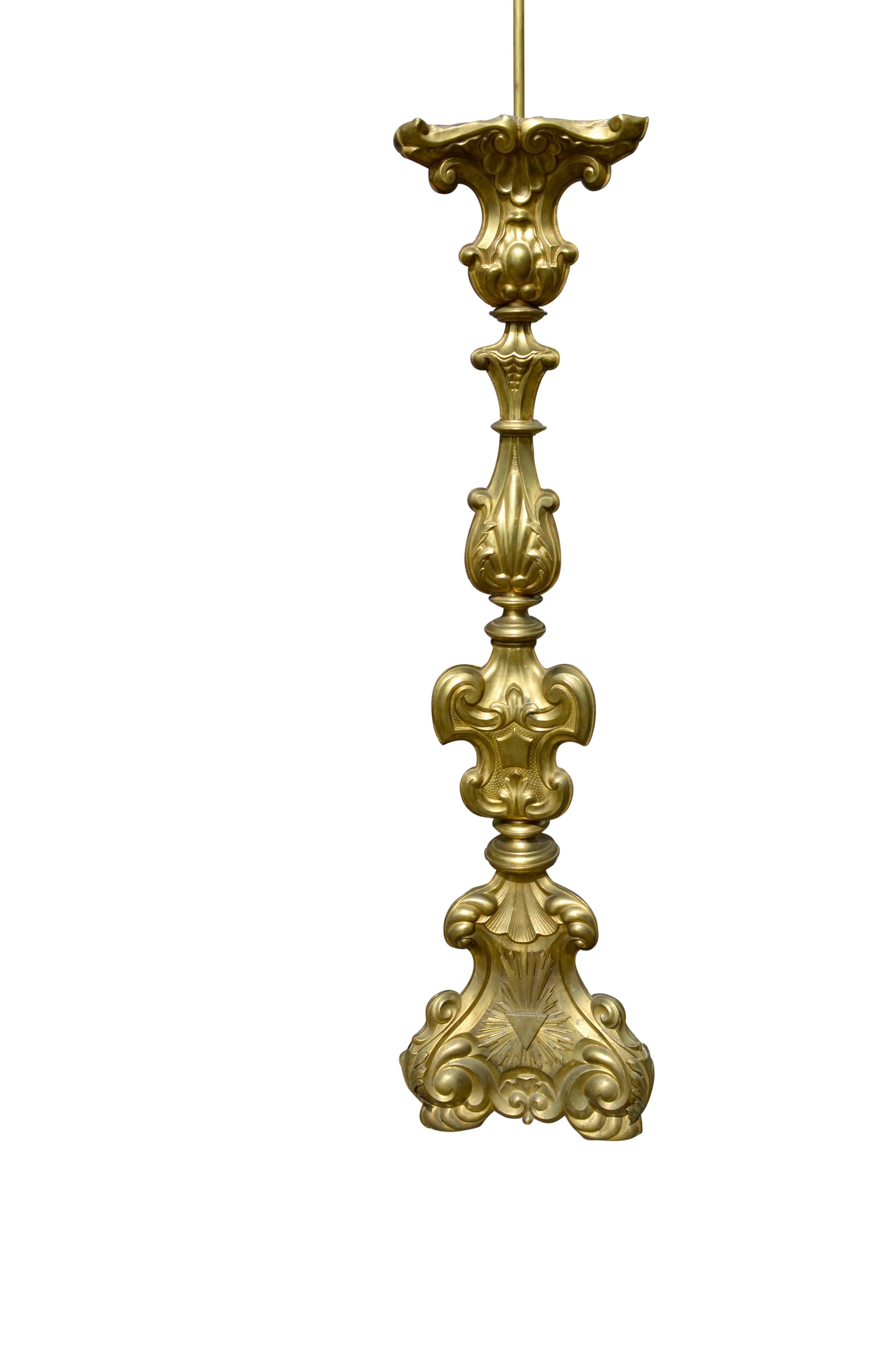 Ecclesiastische Kerzenständer-Stehlampe aus versilbertem Metall (Französisch) im Angebot