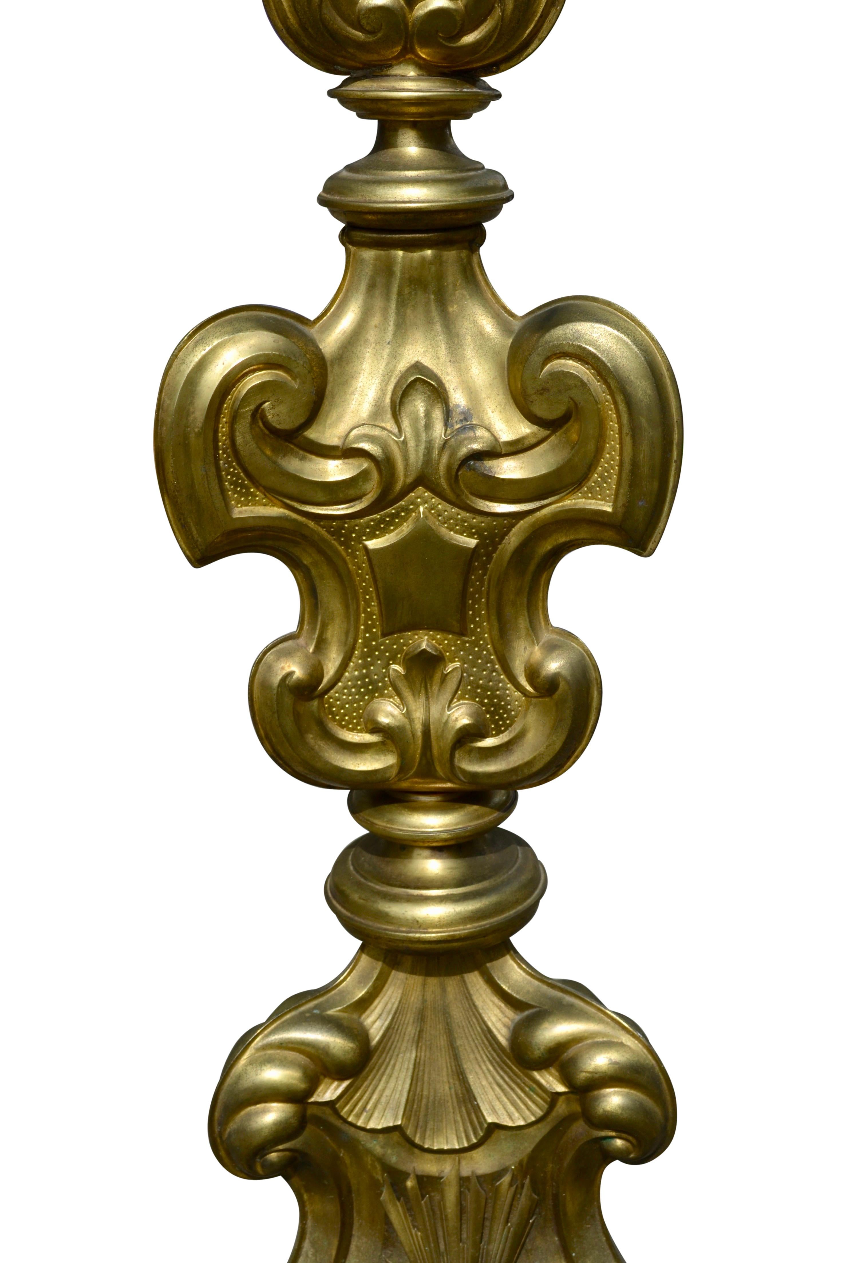 Ecclesiastische Kerzenständer-Stehlampe aus versilbertem Metall im Zustand „Gut“ im Angebot in Vancouver, British Columbia