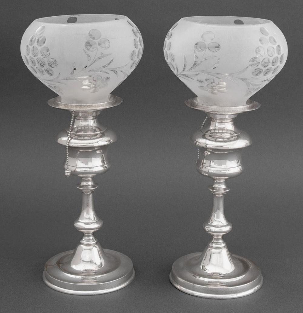 Paar Tischlampen aus versilbertem Metall und geätztem Glas, mit floral geätzten Glasschirmen. 11,5